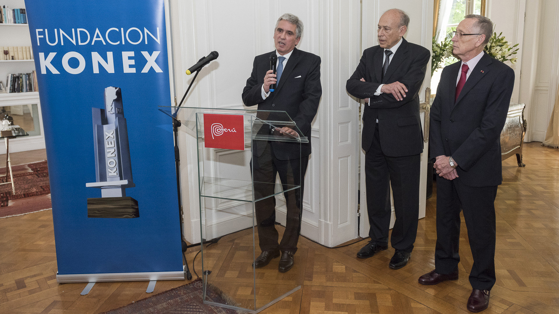 El embajador de Perú en la Argentina, Peter Camino Cannock, junto a Luis Ovsejevich y Adalberto Rodríguez Giavarini