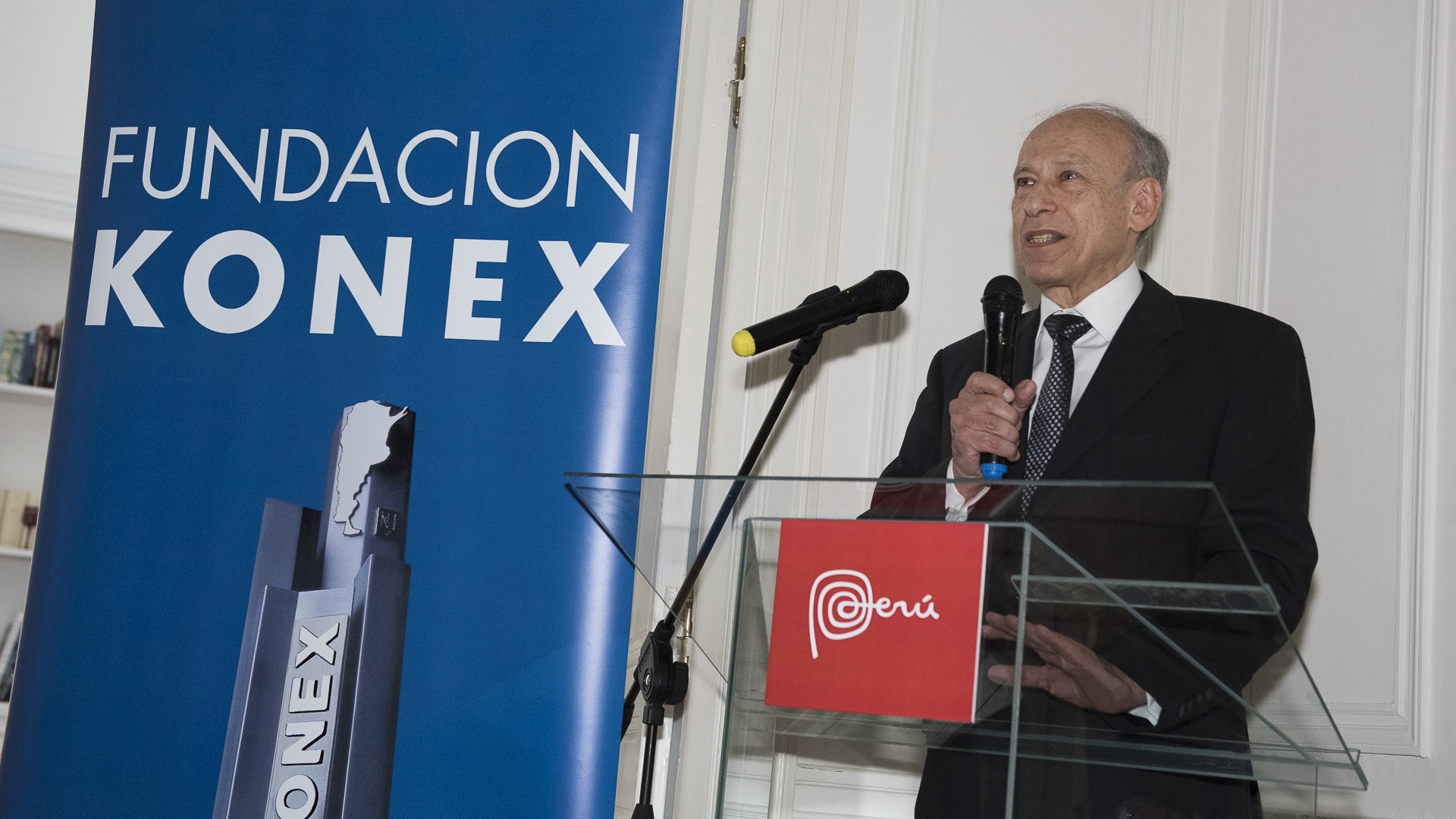 El presidente de la Fundación Konex, Luis Ovsejevich, durante la recepción en la Residencia de la embajada del Perú, en honor a los ganadores del Premio Konex