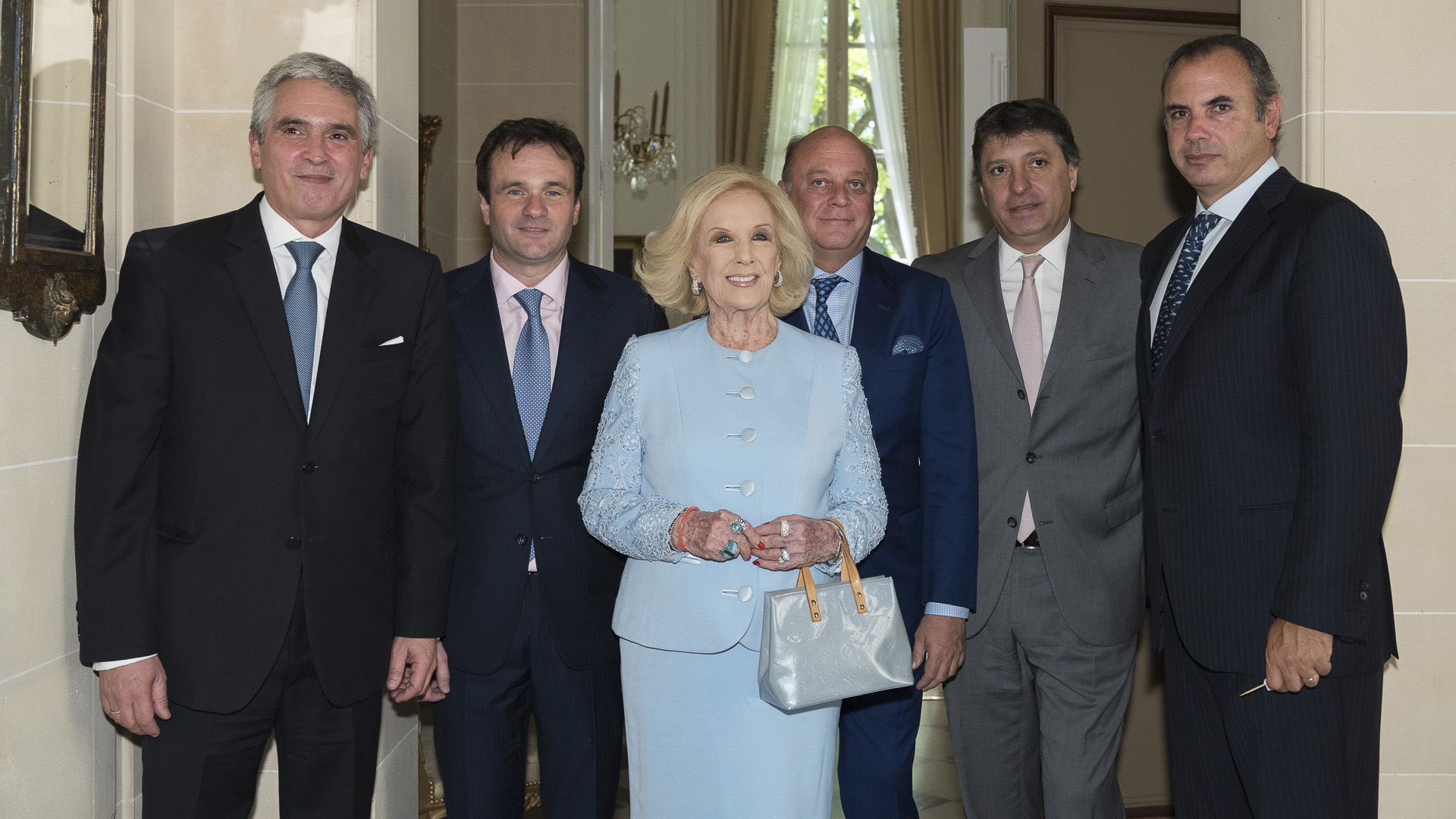 El embajador del Perú en la Argentina, Peter Camino Cannock; el director de Relaciones Institucionales de La Rural, Juan Pablo Maglier; Mirtha Legrand, Martín Cabrales y Rodolfo Smith Estrada