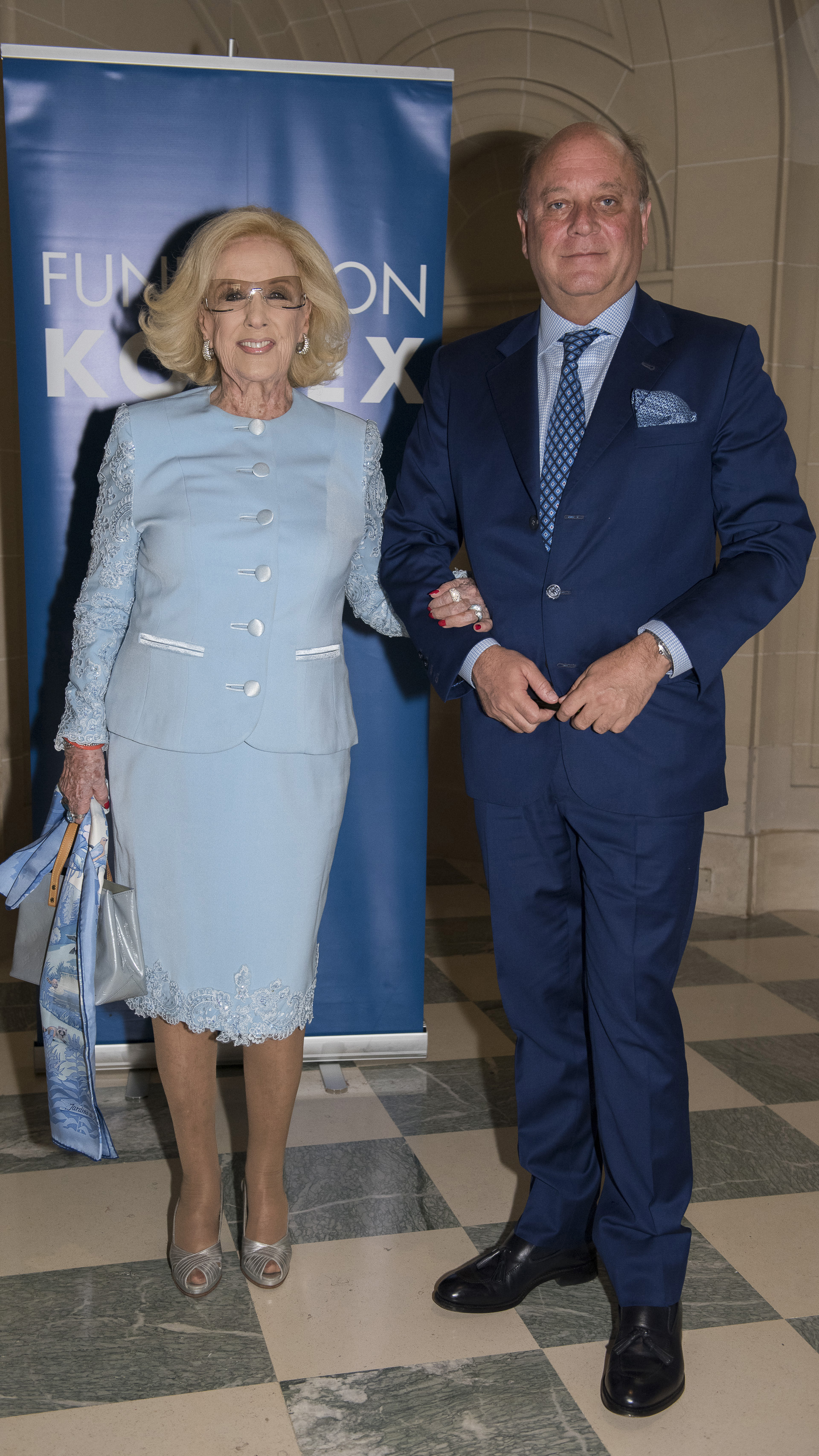 Mirtha Legrand junto a Martín Cabrales, ganador del Premio Konex de Platino en la disciplina Empresarios PyME