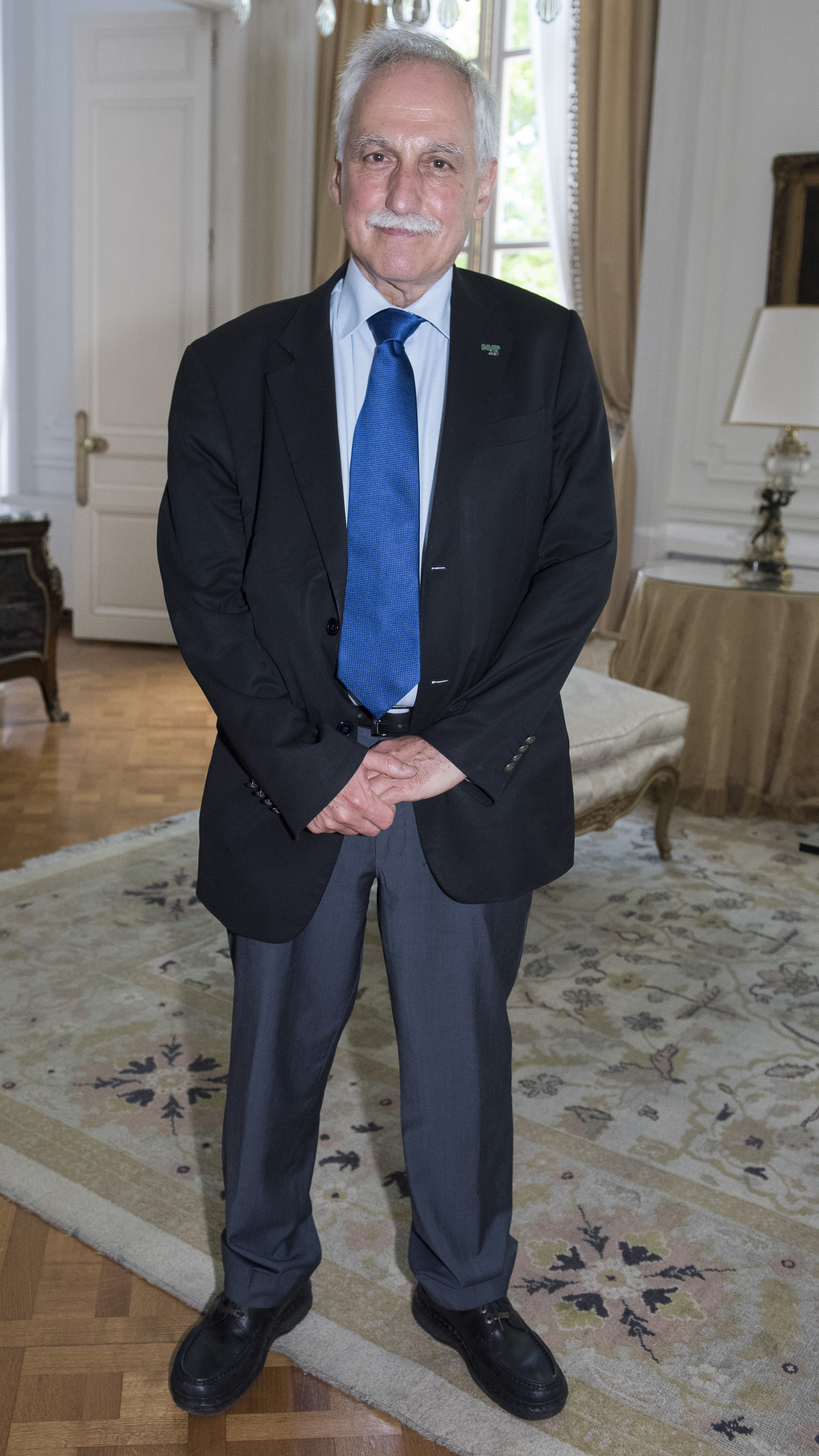El gerente general de INVAP, Héctor Otheguy. Entre los Konex de Platino, el Gran Jurado seleccionó a las personalidades e instituciones más destacadas de la década en la Argentina, para recibir el Konex de Brillante, máximo galardón que otorga la Fundación Konex. La decisión del Gran Jurado fue que el Konex de Brillante sea compartido por INVAP y por Luis Pagani