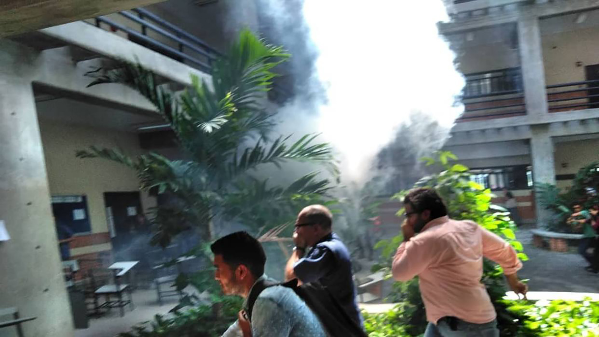 Los colectivos chavistas dispararon contra los estudiantes y tiraron gases lacrimógenos (Foto: Congreso Nacional de Juventudes)