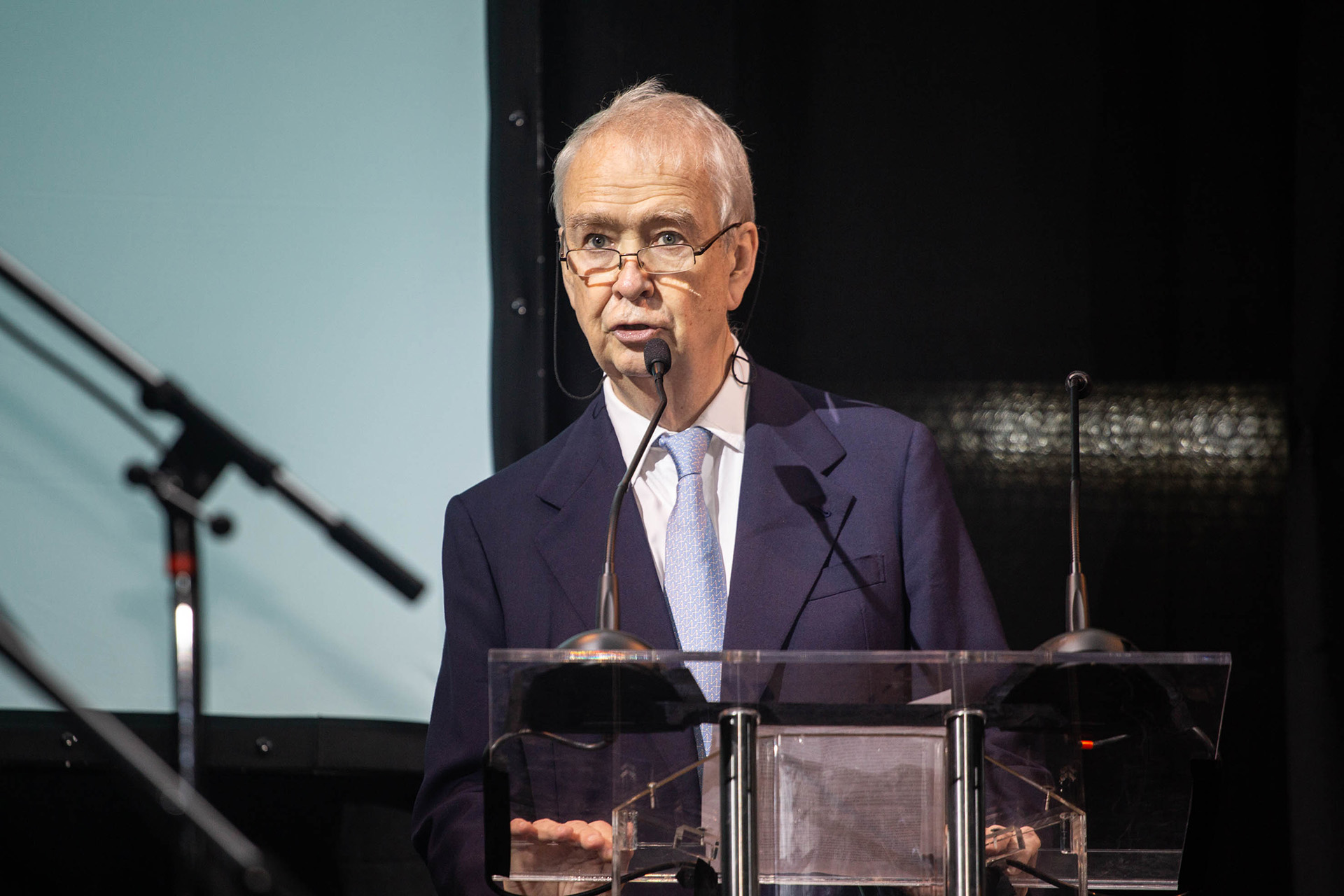 El presidente del Consejo de Dirección de la UTDT, Carlos Franck, anunciando al próximo rector, Juan José Cruces