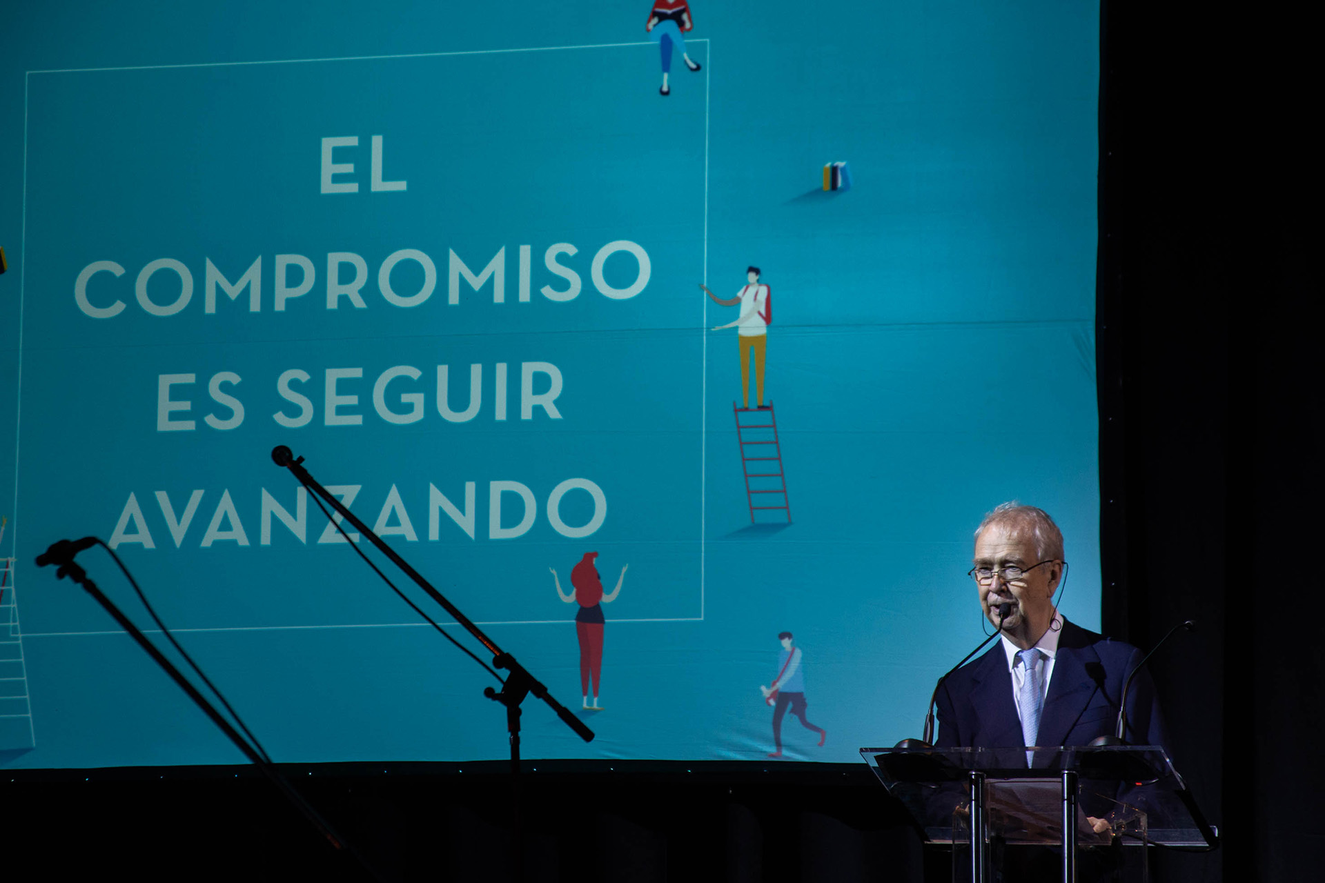 Carlos Franck en el momento en que anunció al nuevo rector de la universidad