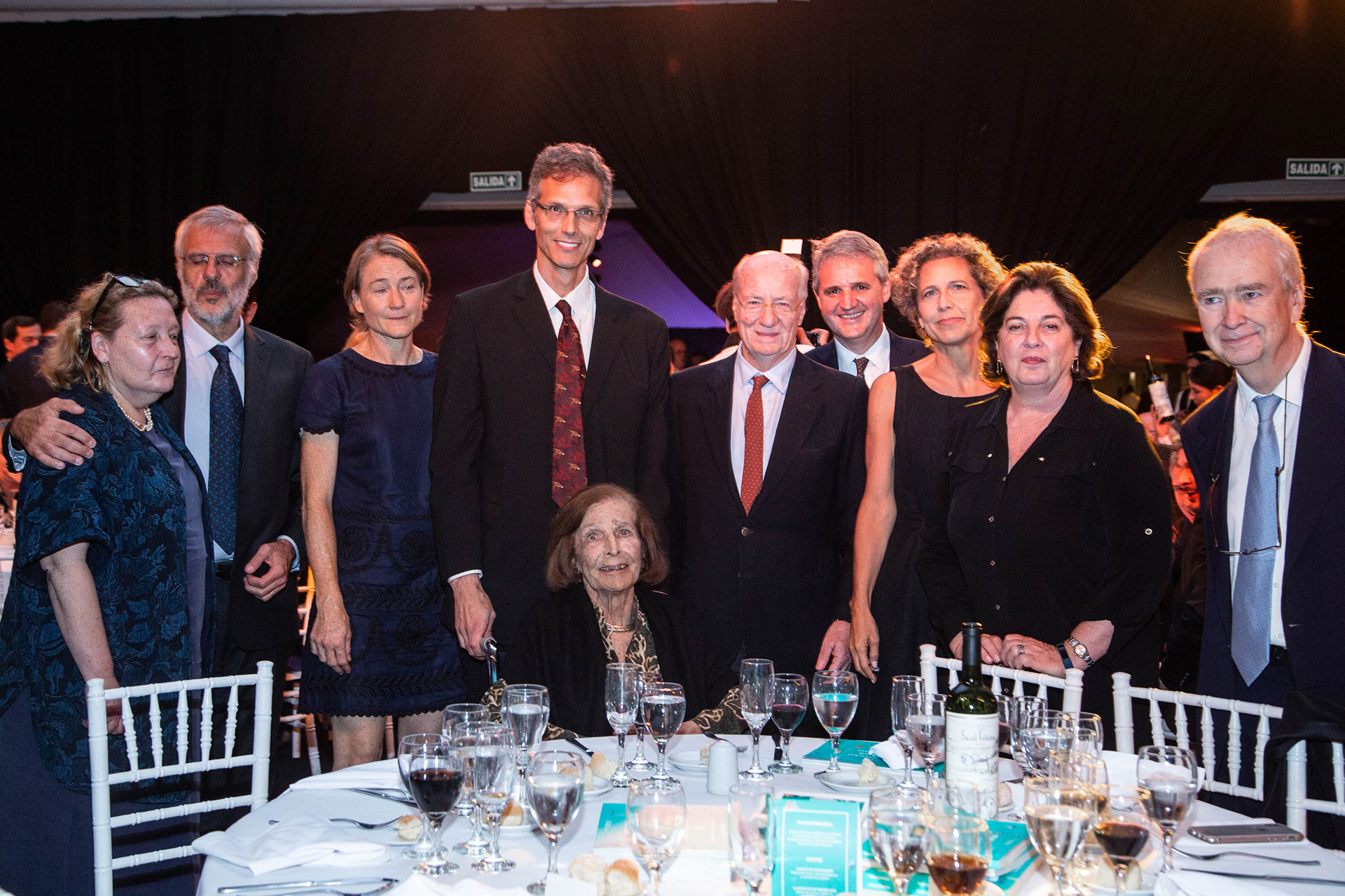 Daniel Perzck junto a su esposa, Rafael Di Tella y su mujer, Nelly Di Tella, Paolo Rocca, Juan José Cruces, Paula Di Tella, Adriana Rosenberg y Carlos Franck