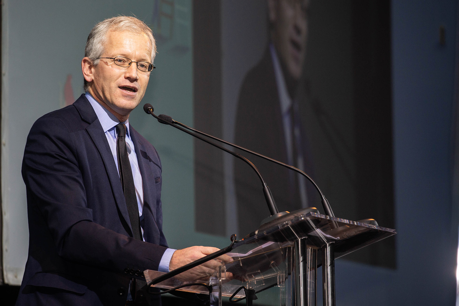 Ernesto Schargrodsky durante el discurso que brindó