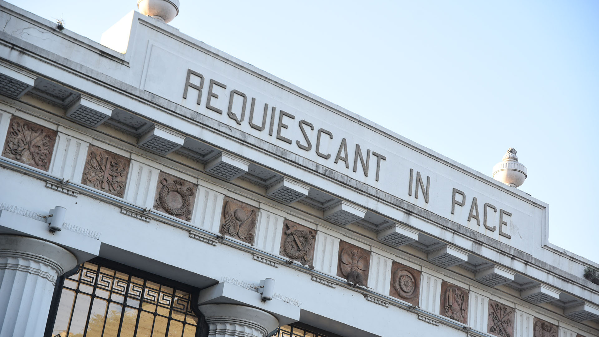 La entrada del histórico cementerio porteño de la Recoleta (Manuel Cortina)