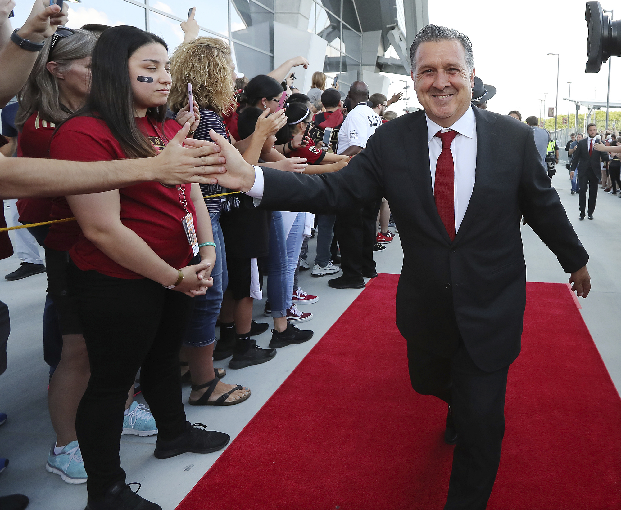 Martino cuando recibió el galardón al mejor entrenador de la MLS. (Curtis Compton/Atlanta Journal-Constitution via AP, File)/Atlanta Journal-Constitution via AP)