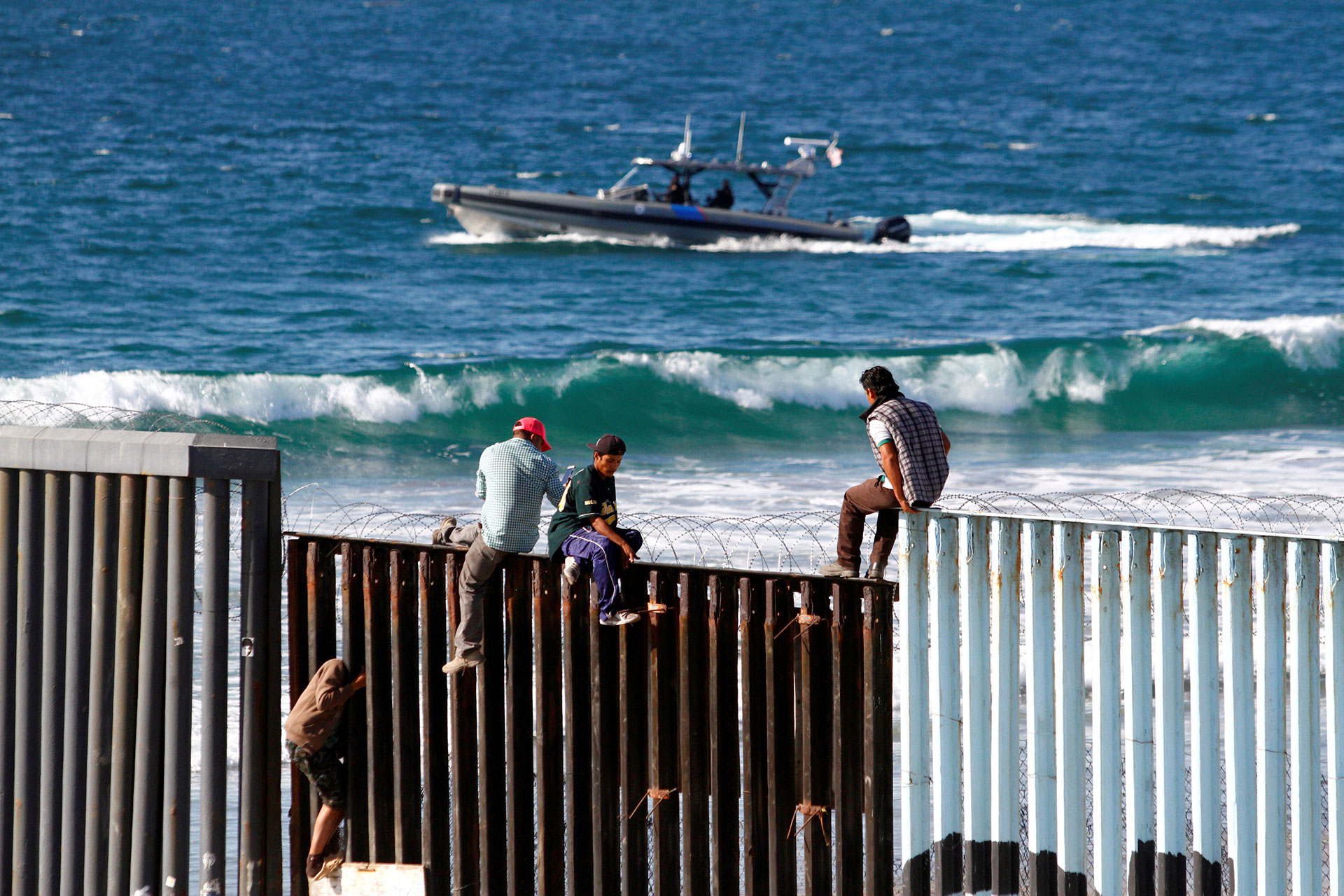Donald Trump emitió una orden que regula que en los próximos tres meses solo se otorgará asilo a migrantes que accedan a través de los puntos autorizados (Reuters)