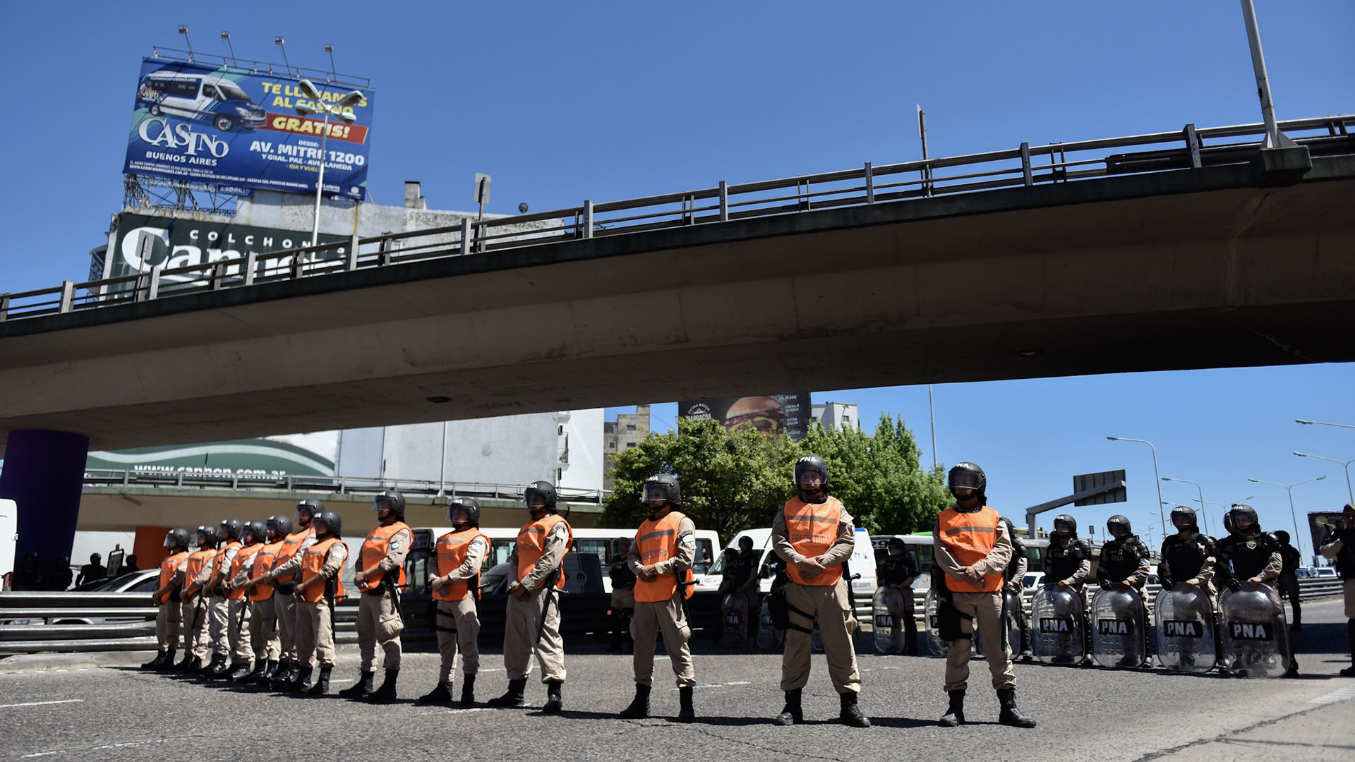 Efectivos de las fuerzas de seguridad apostados en uno de los ingresos al Puente Pueyrredón