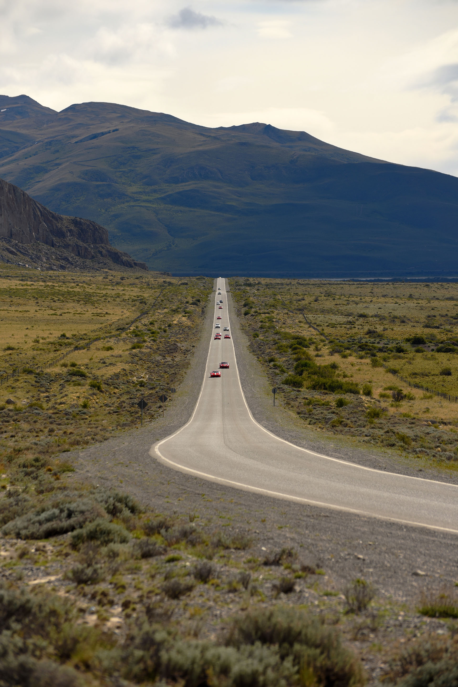 Una imagen única: El Calafate cargado de modelos Ferrari. El paisaje lo presta la ruta provincial número 11 que va hacia el Parque Nacional Los Glaciares