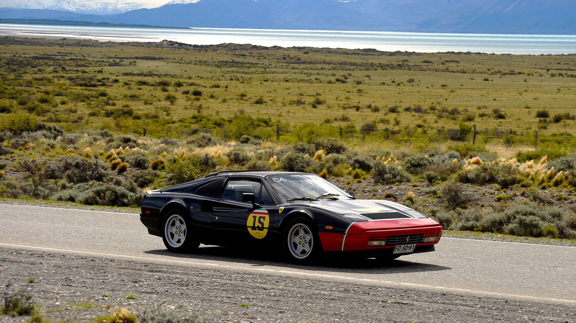 El ejemplar más antiguo que integró el Passione Unica Ferrari fue un 328 GTS de 1985 pintado en rojo y negro. El deportivo clásico fue fabricado entre mediados de la década del 80 y principios de la del 90