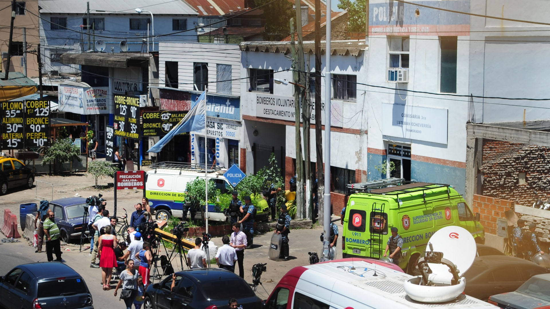 El gran cordón policial impuesto frente a la comisaría para evitar enfrentamientos (Maximiliano Luna)