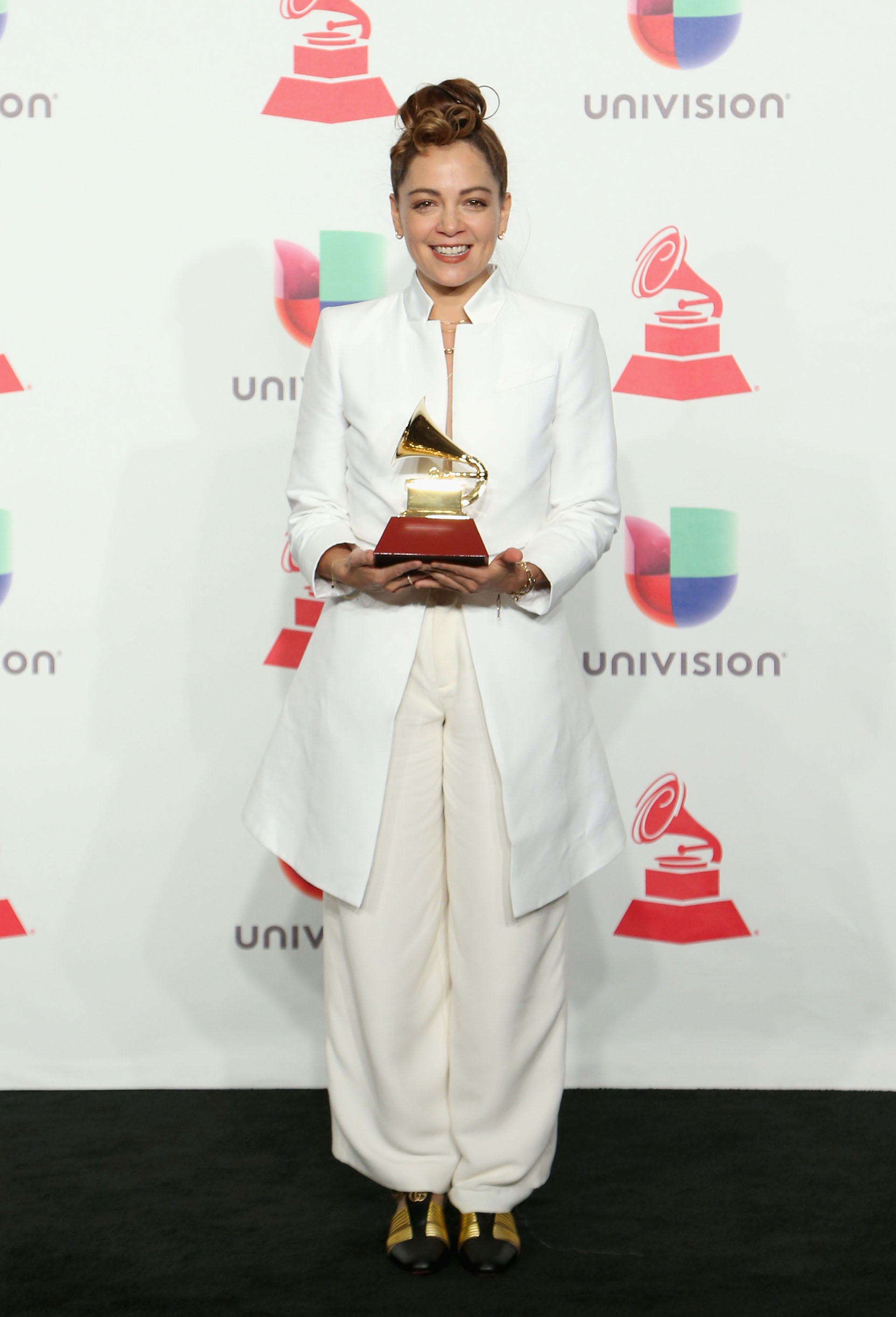 Natalia Lafourcade fiel a su estilo escogió para la premiación un total white look de dos piezas