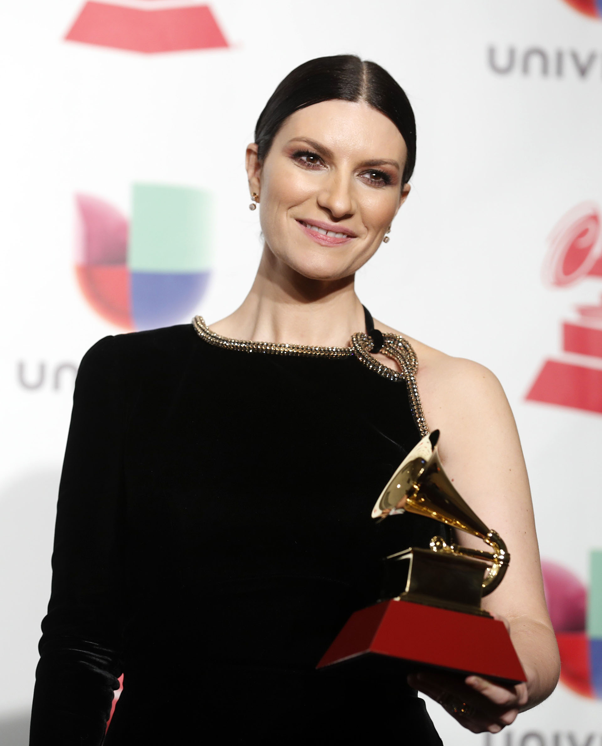 La cantante Laura Pausini después de recibir el premio a Mejor Álbum Vocal Pop Tradicional.