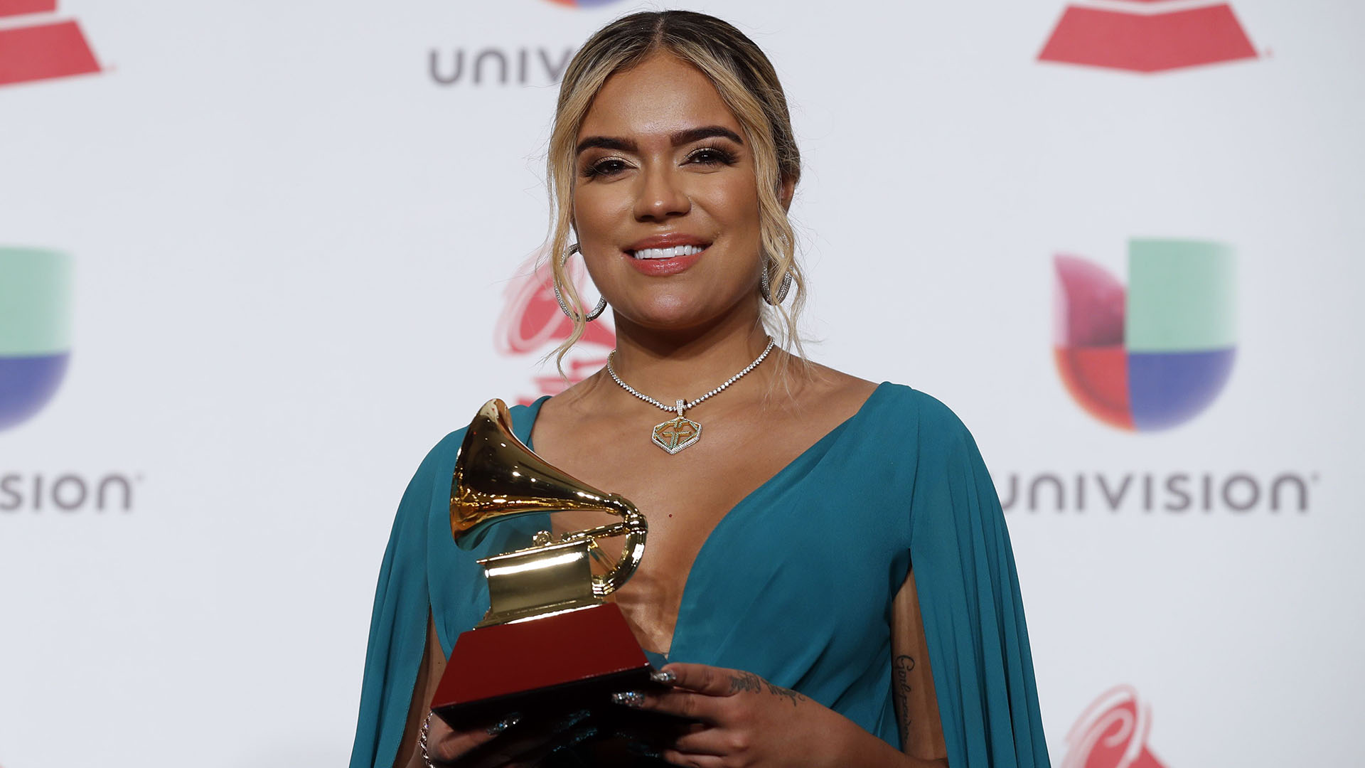 Karol G posa con su galardón un triunfo en la categoría nueva artista