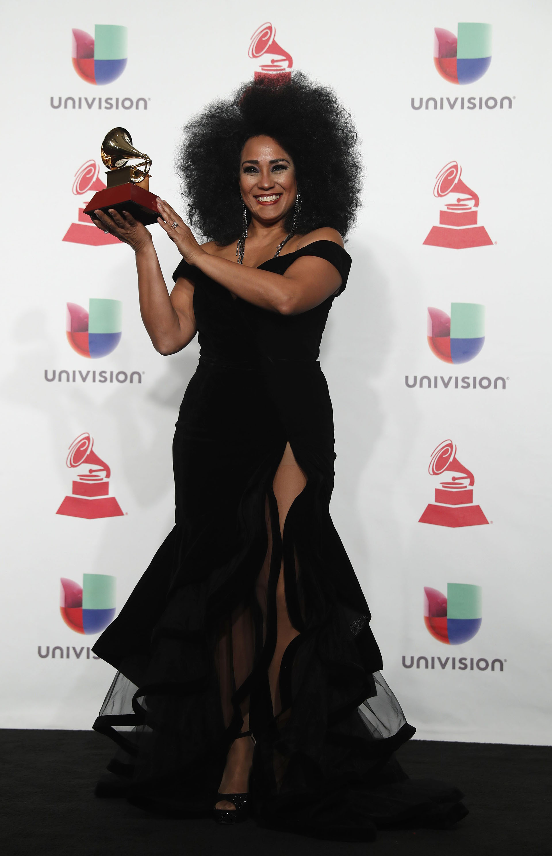 Aymee Nuviola junto a su premio por su álbum “Como Anillo Al Dedo” en la categoría Fusión Tropical