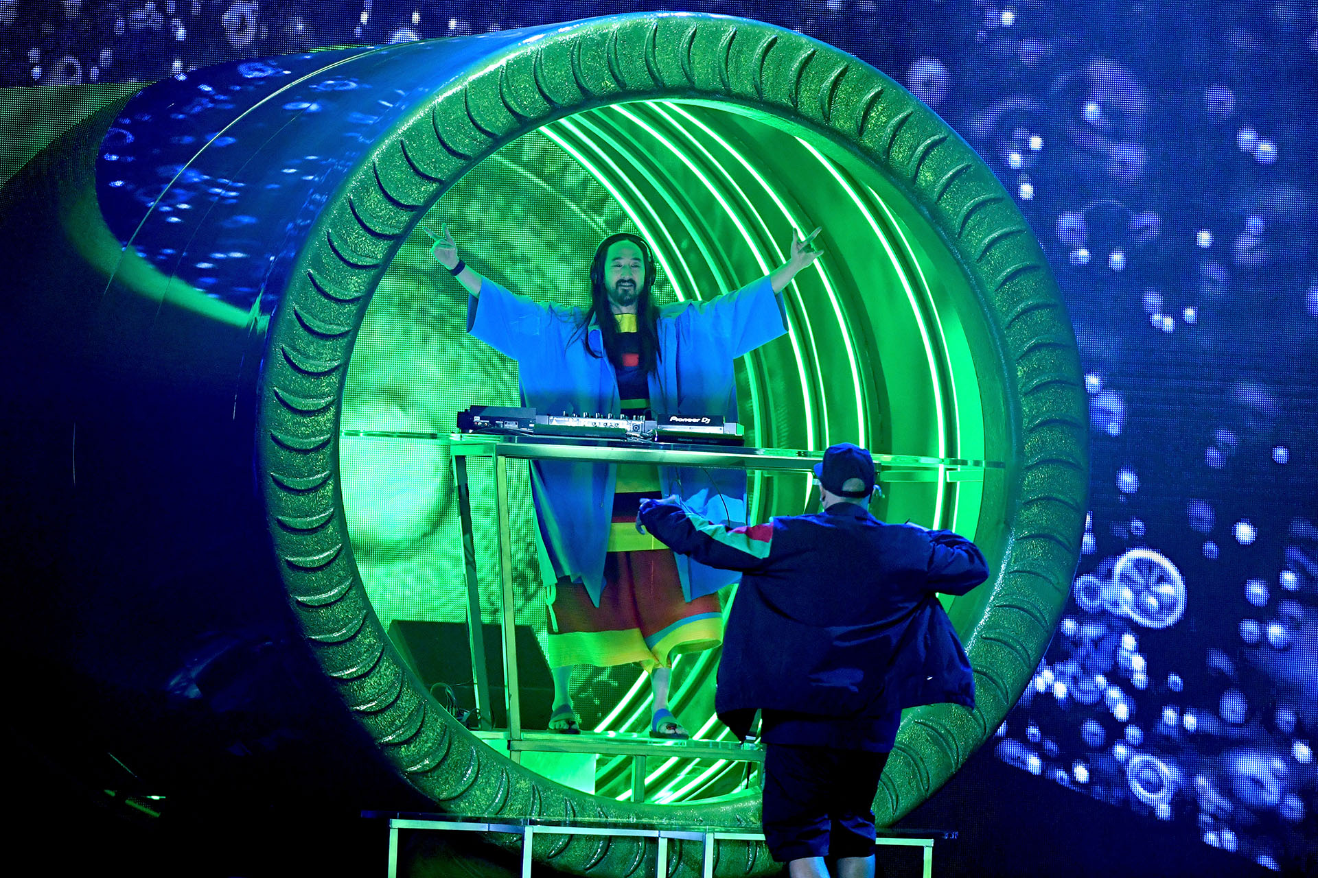La vibrante presentación de Steve Aoki y Nicky Jam