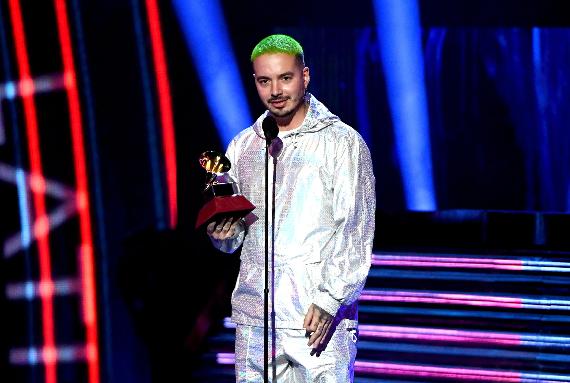 J Balvin recibió el galardón por mejor álbum de música urbana