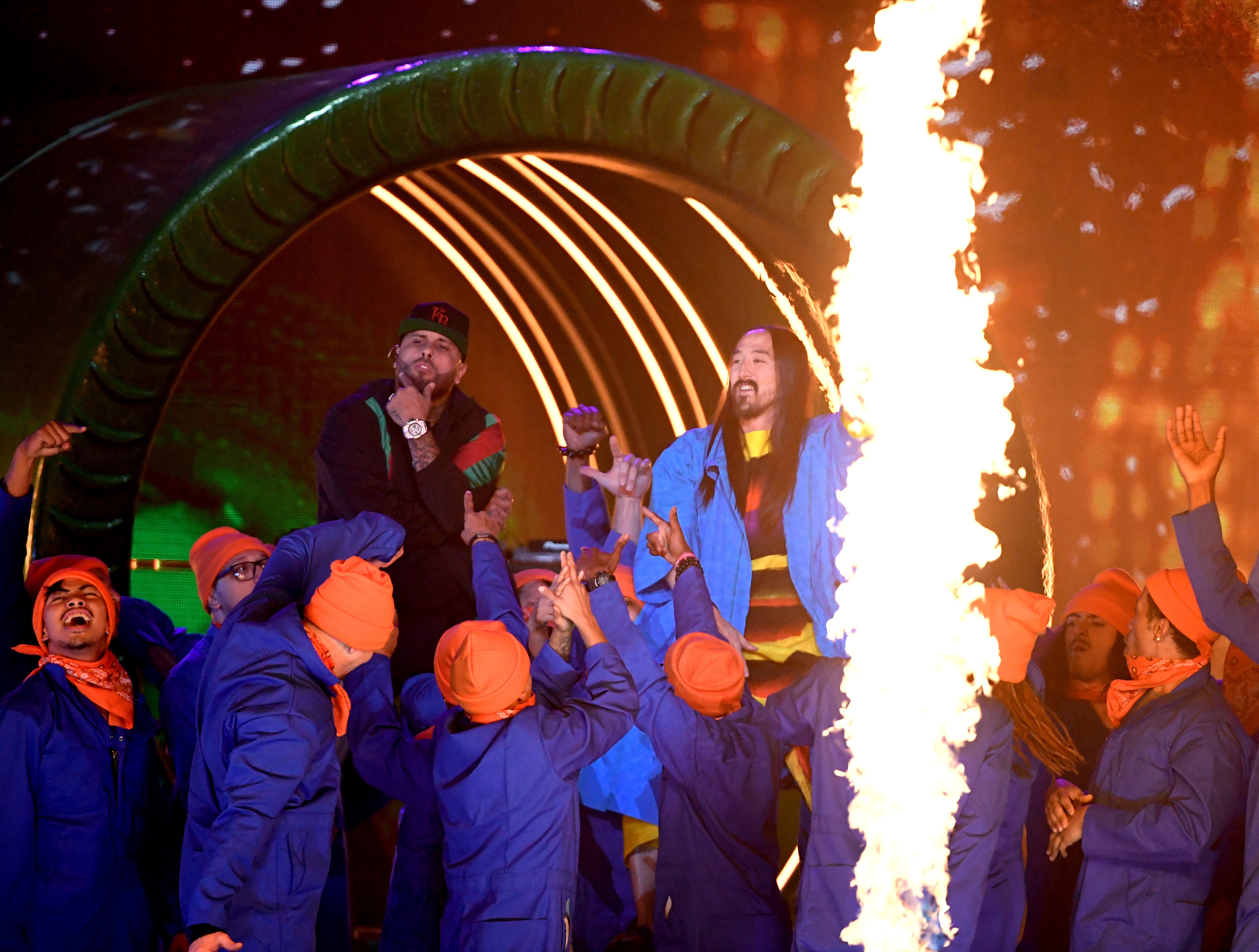 Nicki Jam y Steve Aoki en la gran noche de los Grammy Latinos.