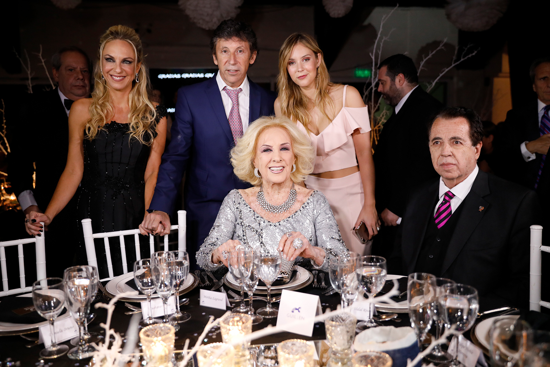 Mirtha Legrand junto al intendente Gustavo Posse, su pareja Daniela Bruno, su hija Macarena Posse y Héctor Vidal Rivas en la mesa principal de la gala