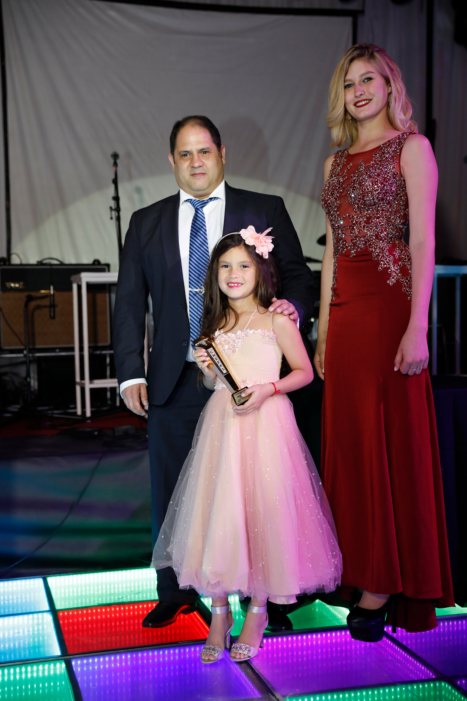 Felipe Noble Herrera y su hija Mora compartieron la mesa principal junto Mirtha Legrand y Gustavo Posse, y recibieron el premio “Cheers” en representación de Vanesa Noble Herrera, quien fue distinguida por su gran labor solidaria