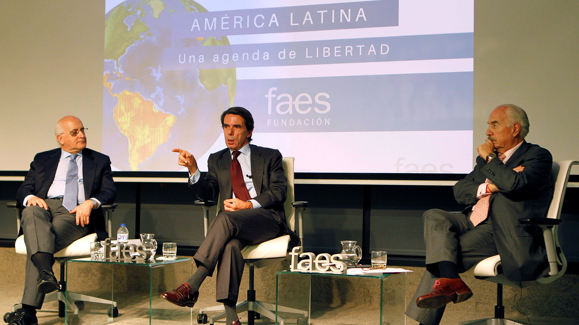 El ex presidente del Gobierno español José María Aznar (centro) junto al secretario general de FAES, Javier Zarzalejos (izquierda) y el ex presidente de Colombia Andrés Pastrana (derecha) durante la presentación del informe de FAES “América Latina. Una agenda de libertad” (EFE)