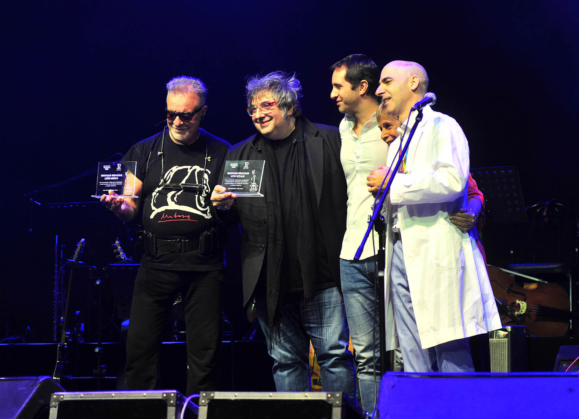 León Gieco y Lito Vitale recibieron sus premios por parte del equipo de Casa Garrahan