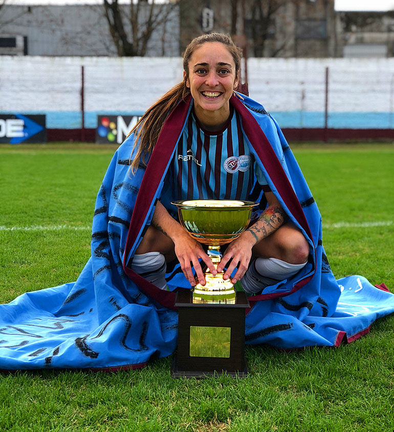 La futbolista, con la Copa conseguida en el último torneo de AFA