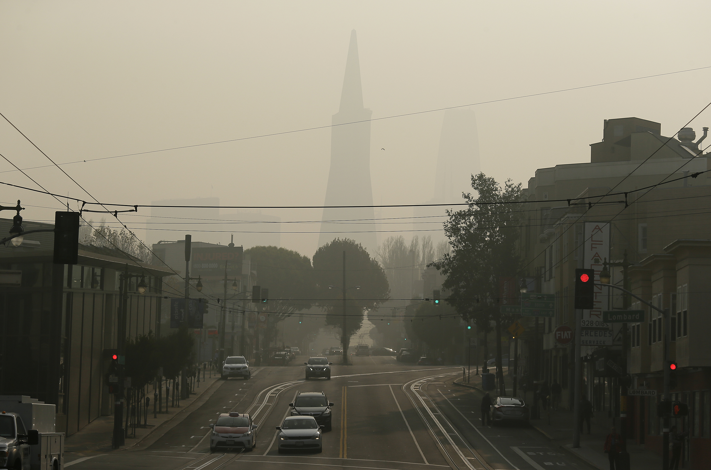 La Pirámide Transamerica Pyramid, oscurecida por el humo