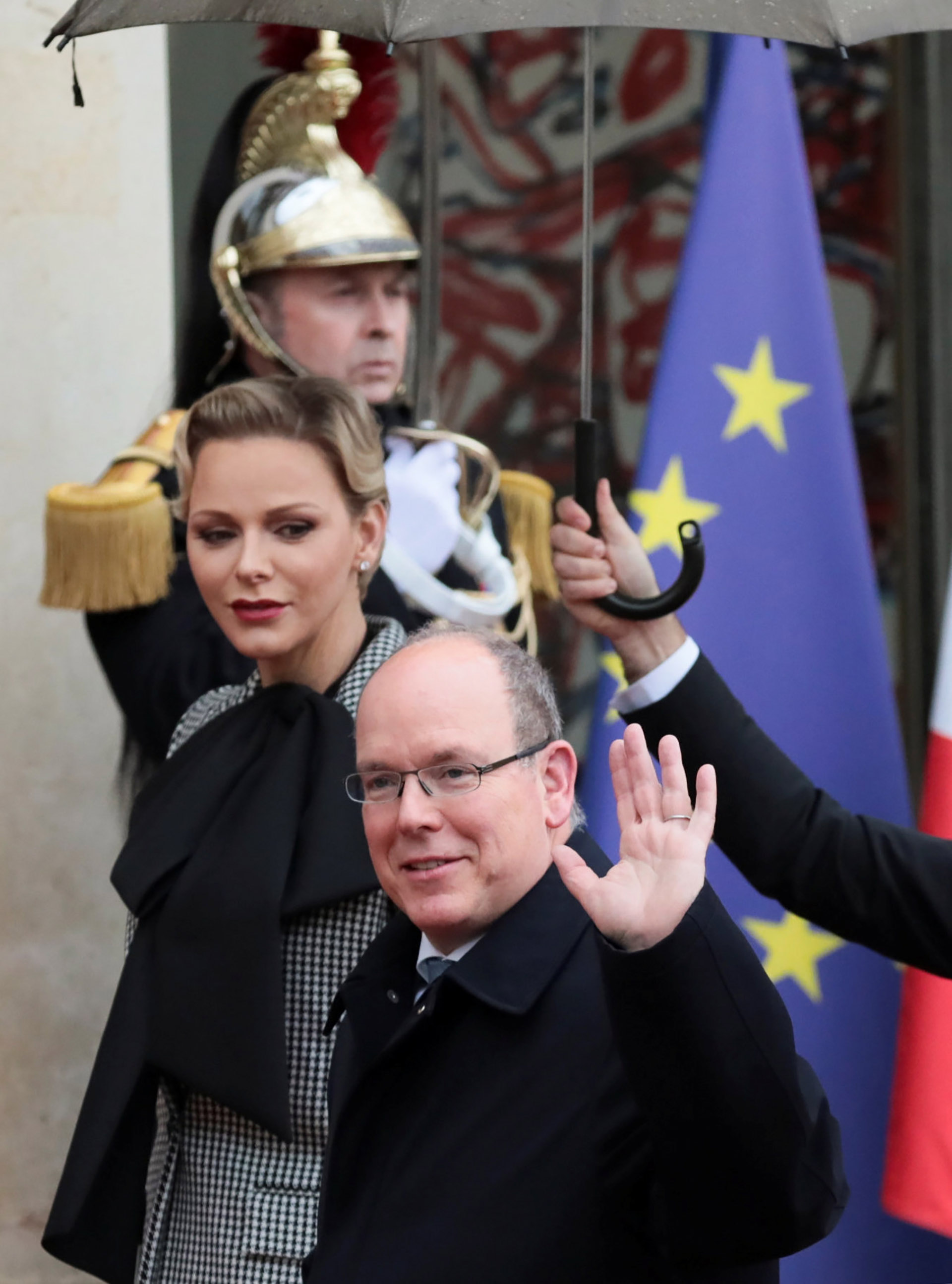 Alberto y Charlene saludan a los franceses que se acercaron a conocerlos y tomarles fotografías