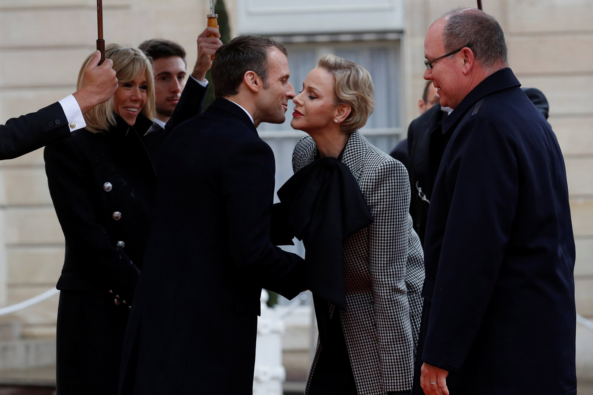 El saludo de ambos matrimonios en la entrada del Palacio de Versalles