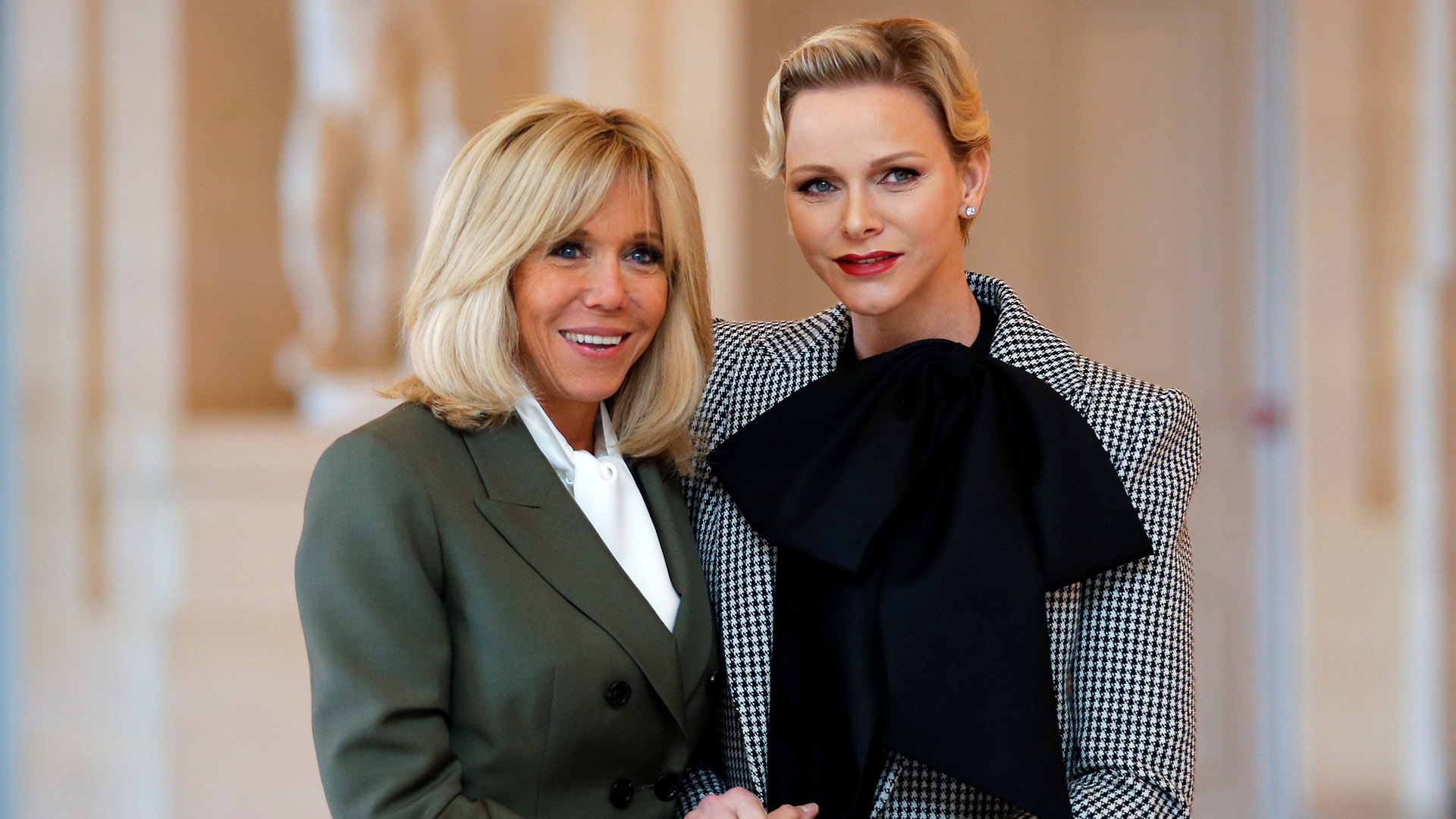 Ambas mujeres derrocharon simpatía y mucha elegancia en sus estilismos