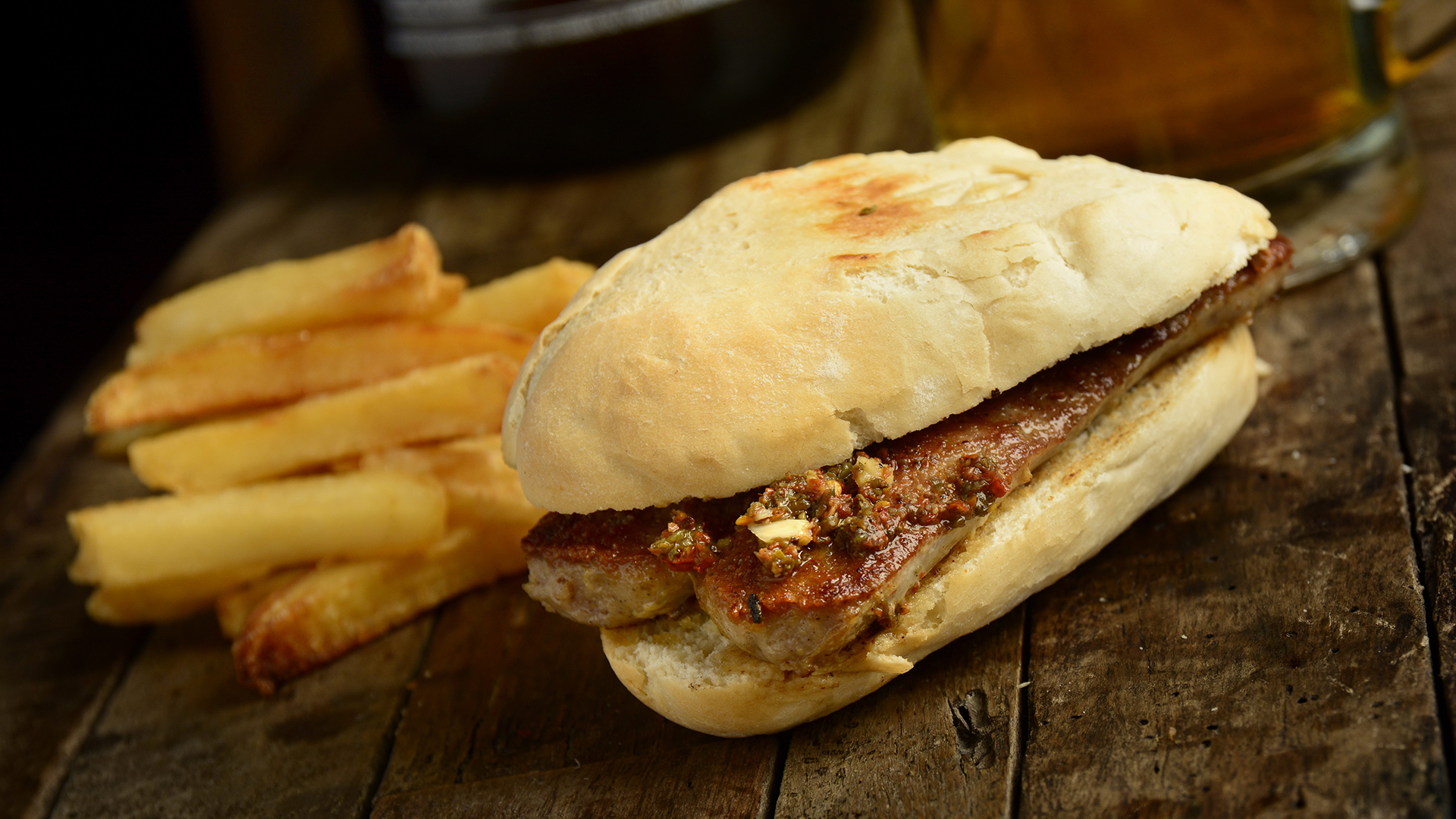 Para acompañar este choripan es ideal asar pimientos y cebollas al carbón y luego de pelarlos aderezarlos con sal, pimienta y aceite de oliva