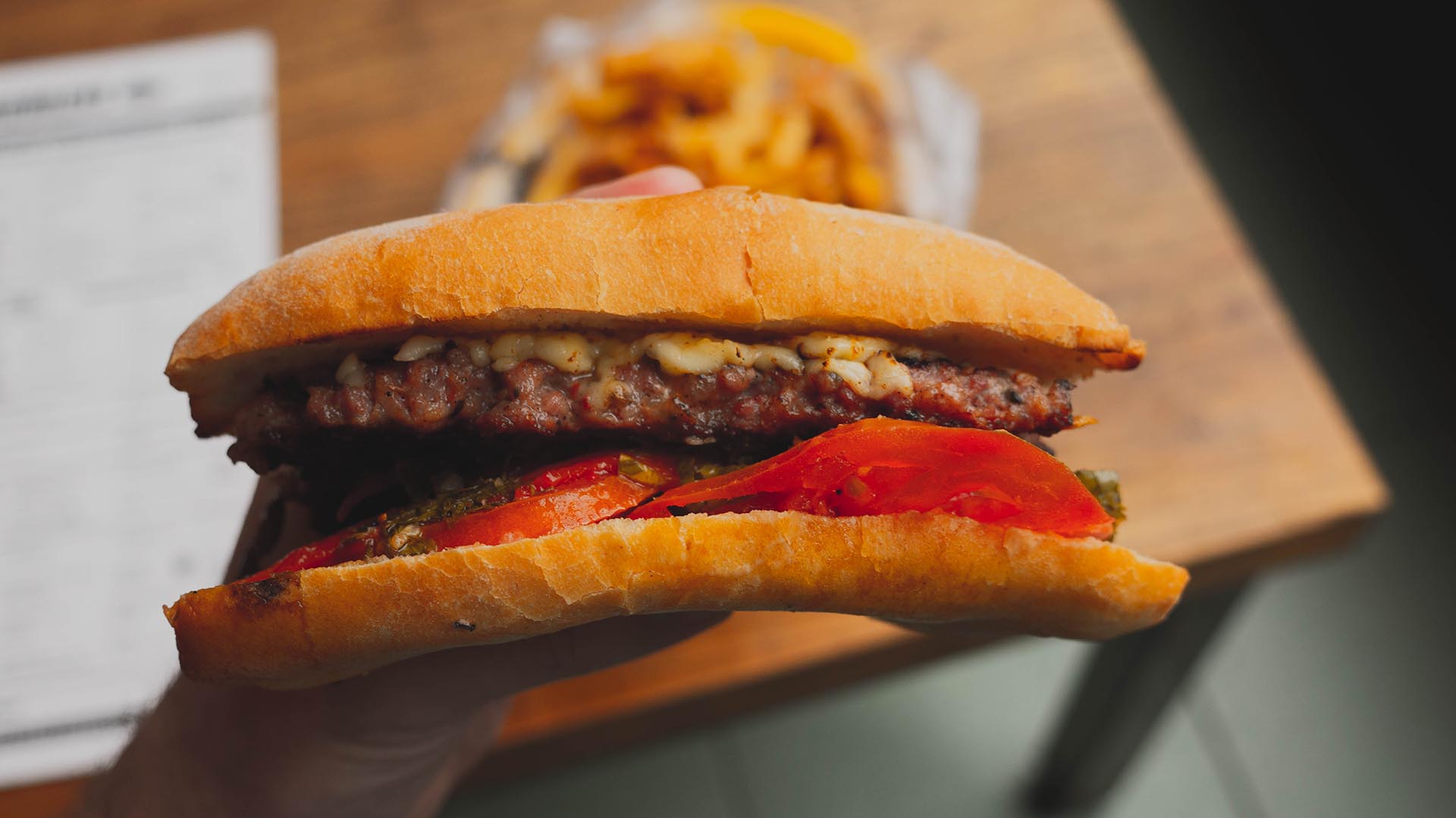 El choripán de puro cerdo con doble provoleta grillada, tomate con orégano, pimientos ahumados y salsa criolla