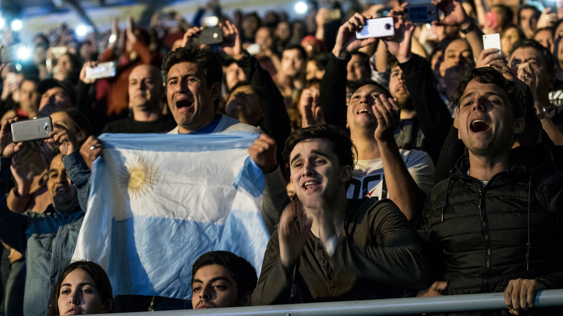 (Augusto Fornaciari) Los fanáticos pusieron el color de la noche