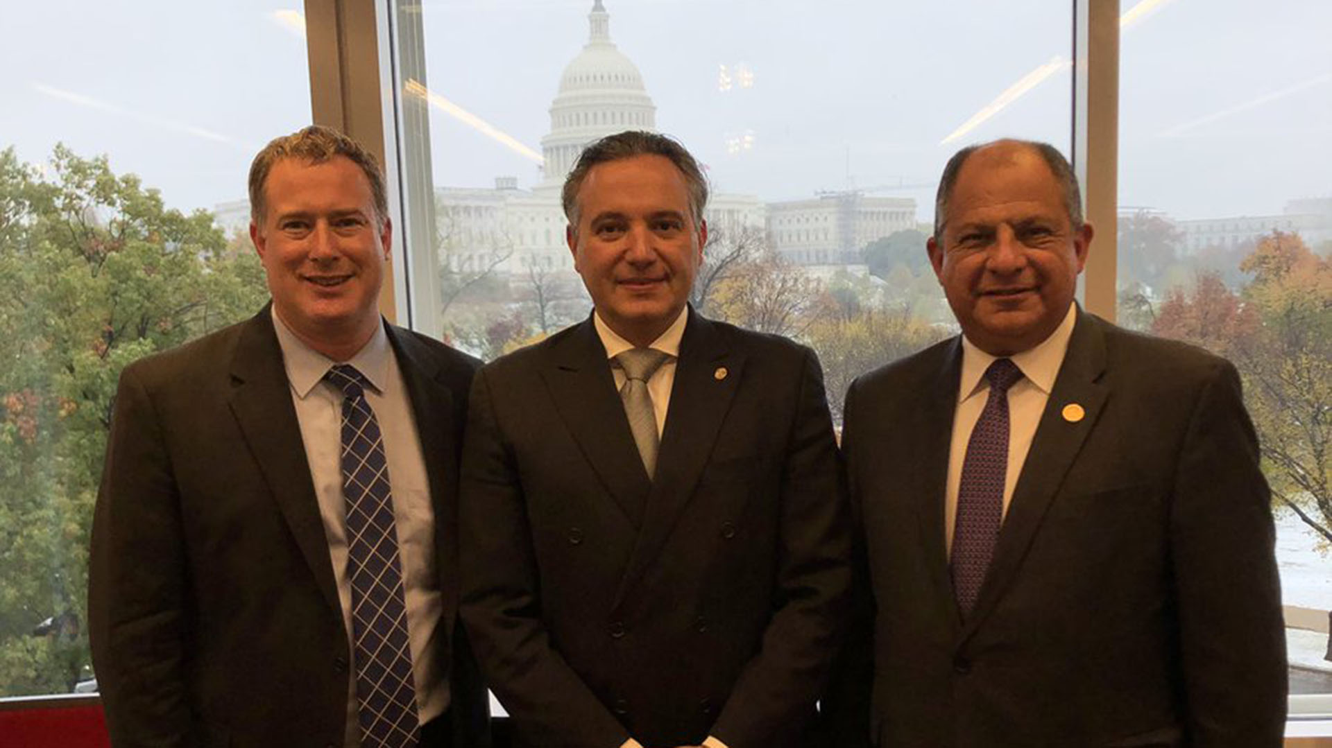 Daniel Erikson, del Penn Biden Center; el embajador de Costa Rica en Estados Unidos, Fernando Llorca Castro; y el ex presidente costarricense Luis Guillermo Solís (@PennBiden)