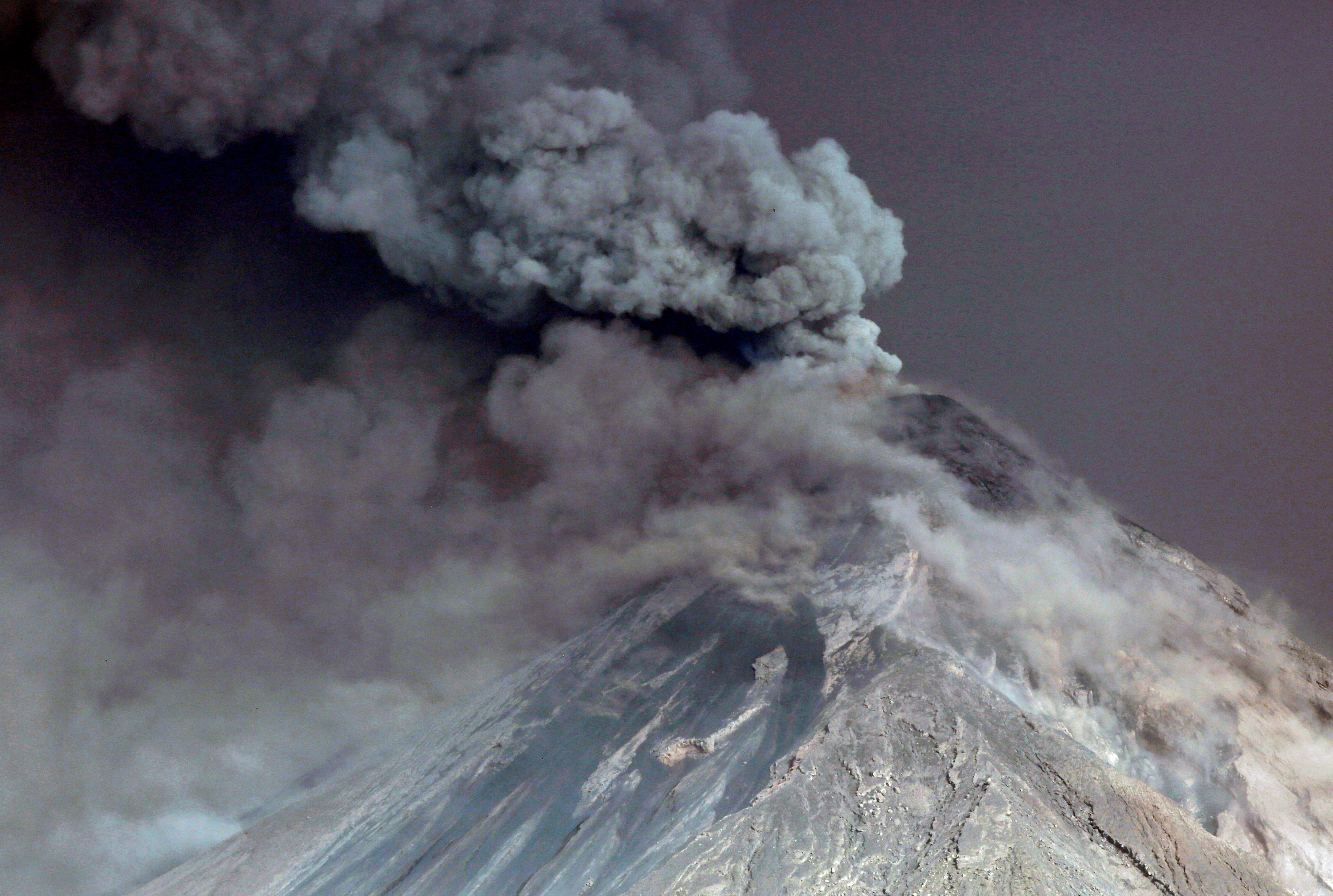 El volcán emite humo y cenizas en las poblaciones aledañas