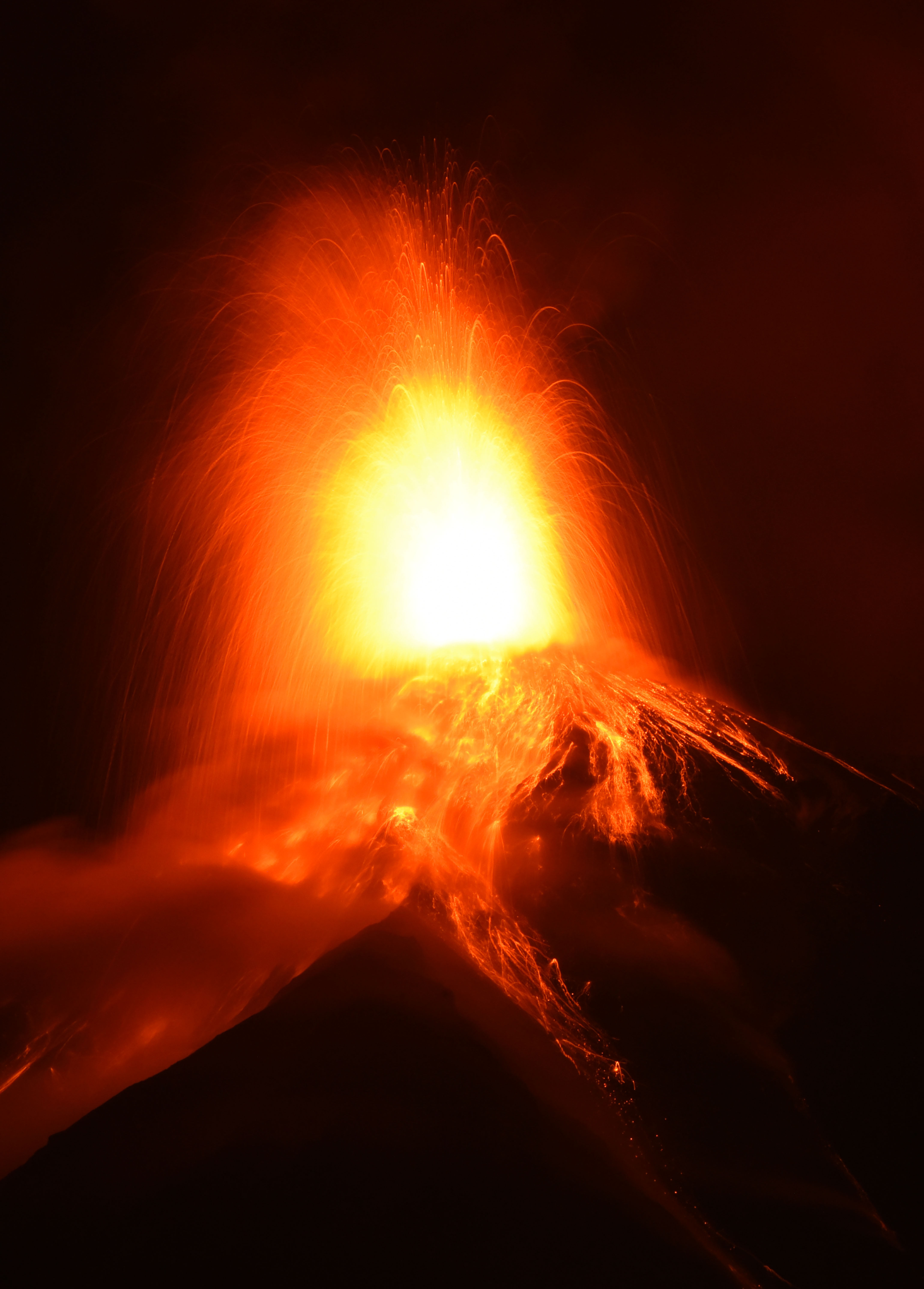 Además, expulsa columnas de lava de unos 500 metros sobre el cráter y provocó el descenso por una ladera del oeste del volcán de flujos piroclásticos, una mezcla de gases, ceniza y rocas ardientes, añadió el comunicado