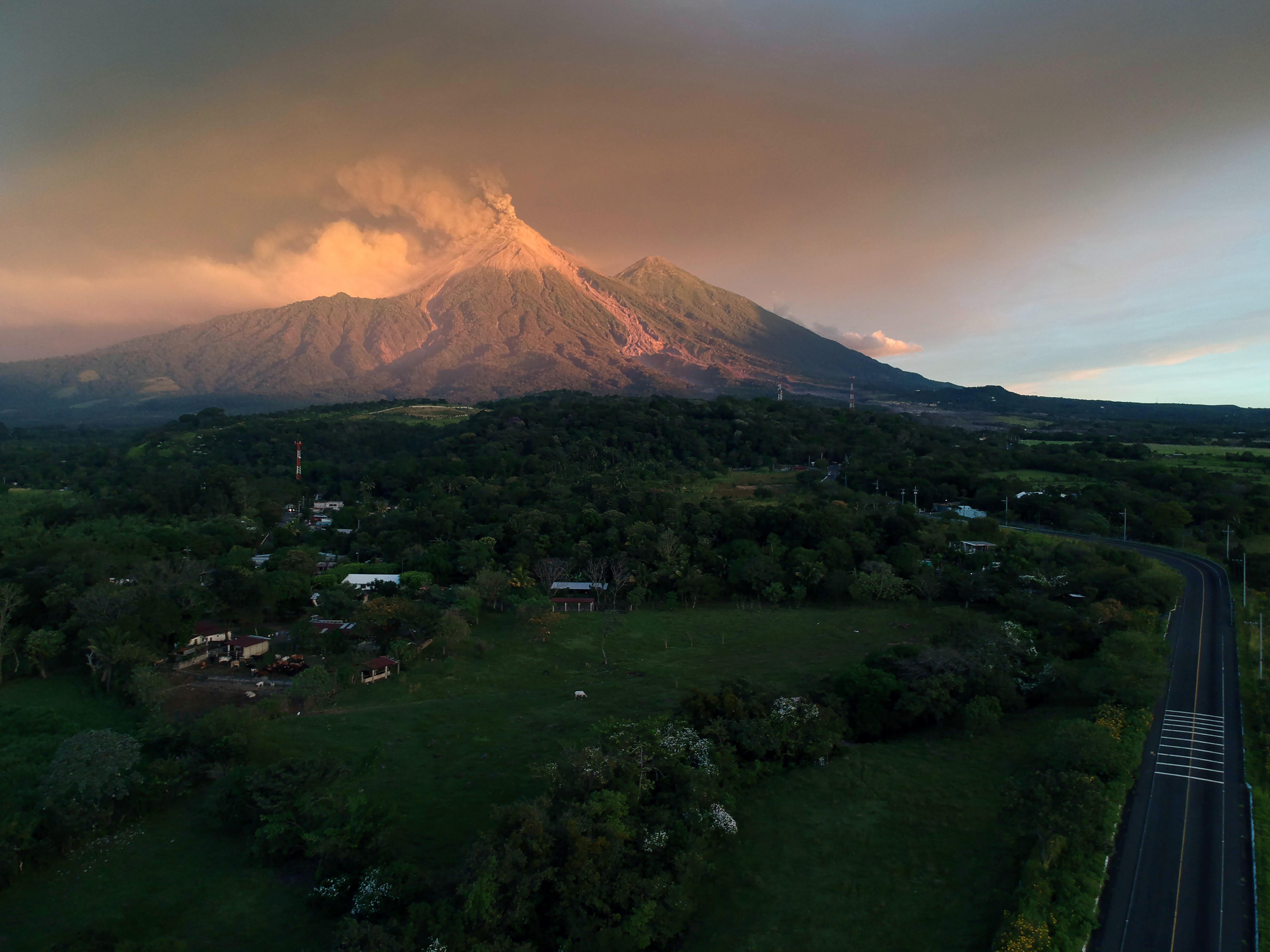 El pasado 3 de junio, el volcán tuvo una potente erupción. Cubrió de ceniza varios poblados ubicados a decenas de kilómetros y obligó al cierre del aeropuerto internacional de la capital