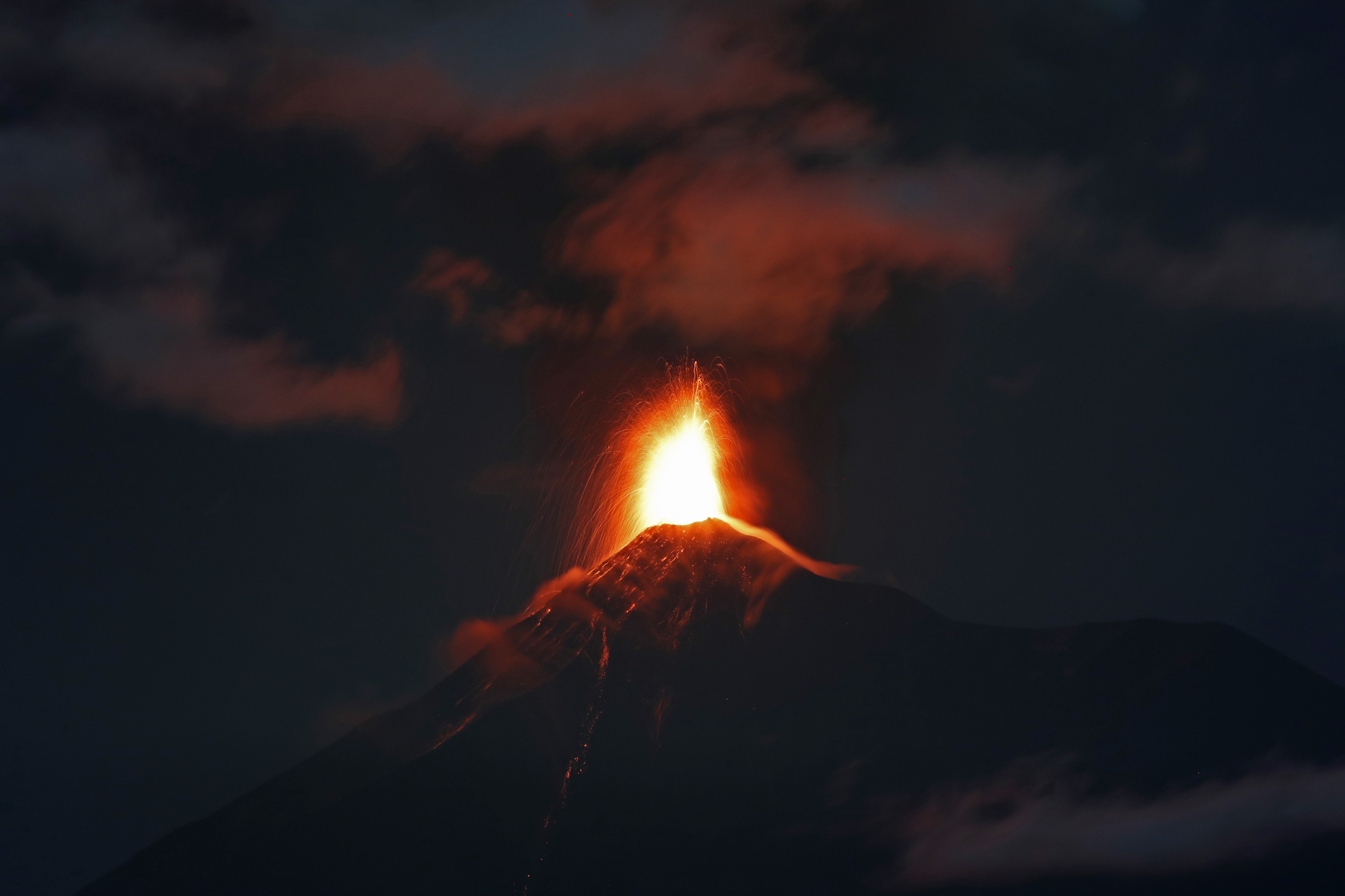 La fuerza del volcán, de 3.763 metros de altura y ubicado 35 km al suroeste de Ciudad de Guatemala, llevó a las autoridades del municipio de Escuintla a declarar la alerta roja