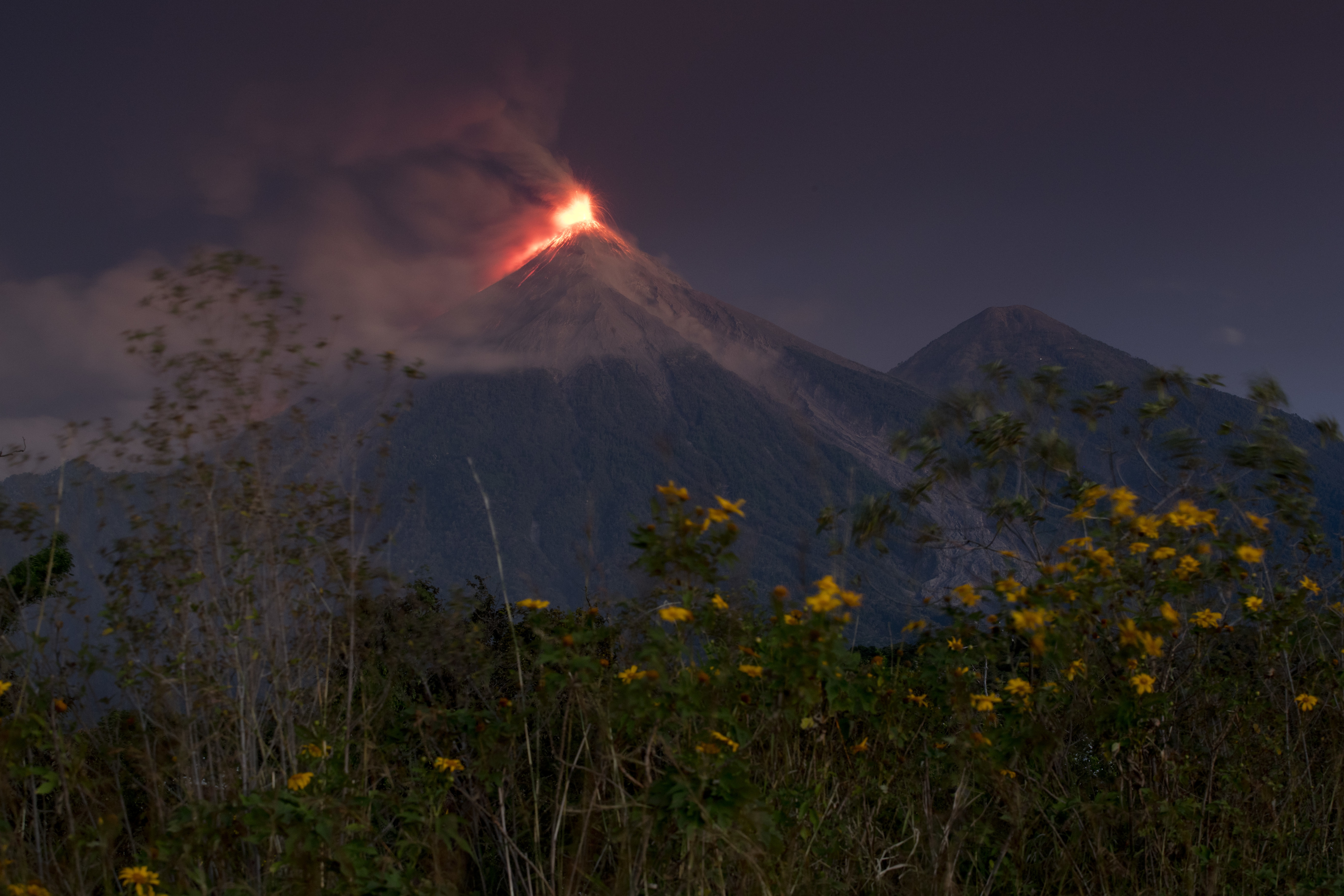 La intensa erupción levanta columnas de ceniza que superan los mil metros sobre el cono volcánico y provoca lluvia de partículas de ese material que podría alcanzar la turística ciudad colonial de Antigua Guatemala, según un informe del estatal Instituto de Vulcanología