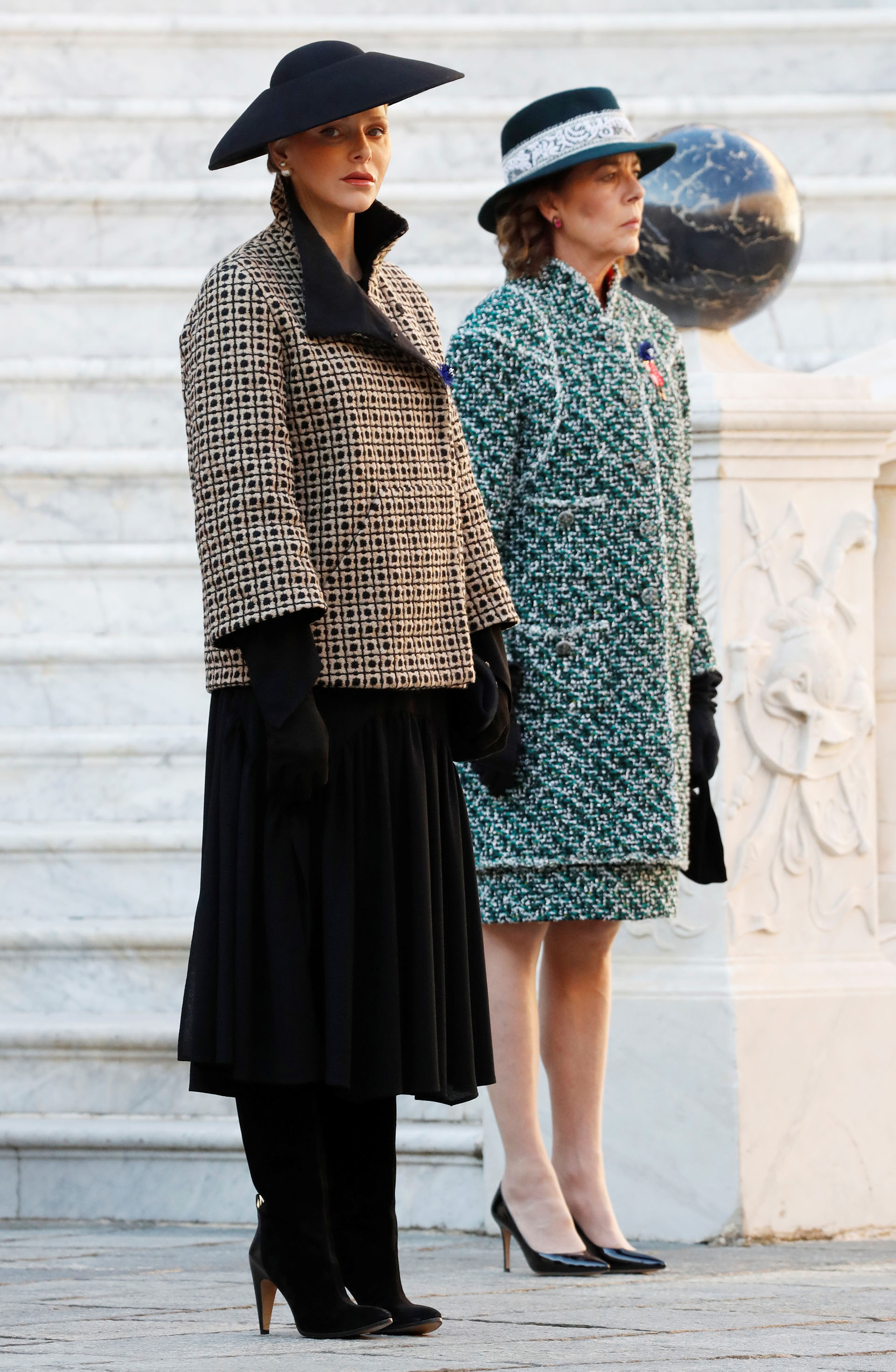 Elegantes y fabulosas: los looks de las princesas Charlene y Carolina de Mónaco
