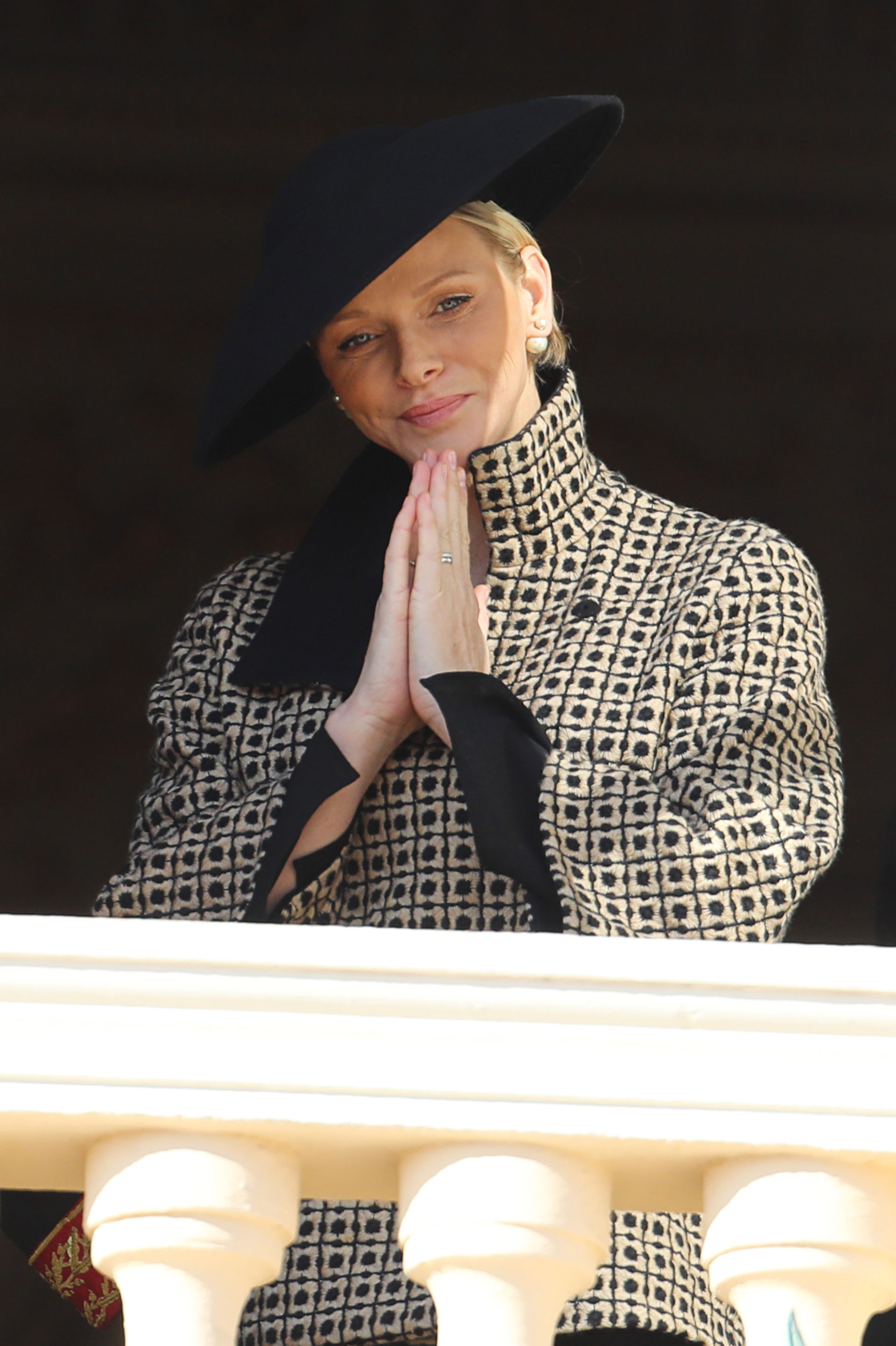 La princesa Charlene observando a los monegascos que se acercaron al Palacio