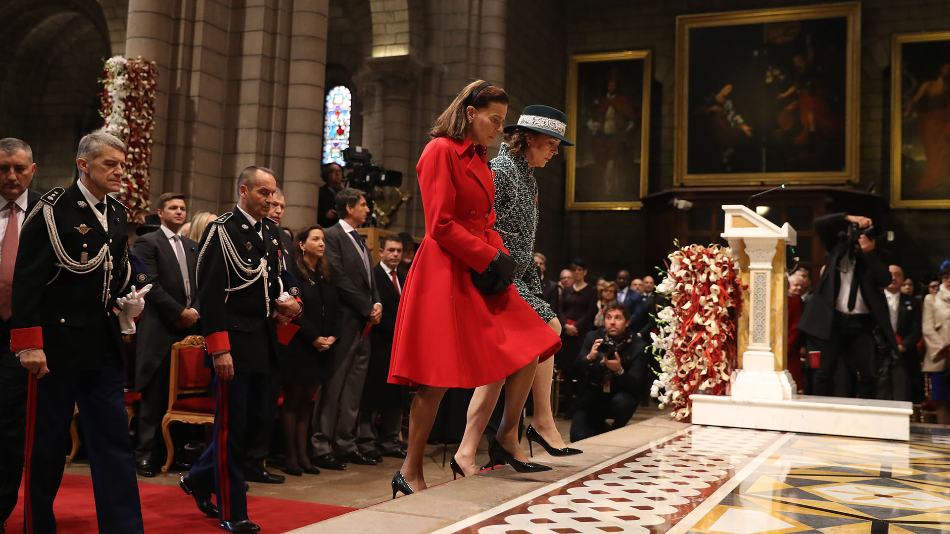 Carolina y Estefanía durante el servicio religioso