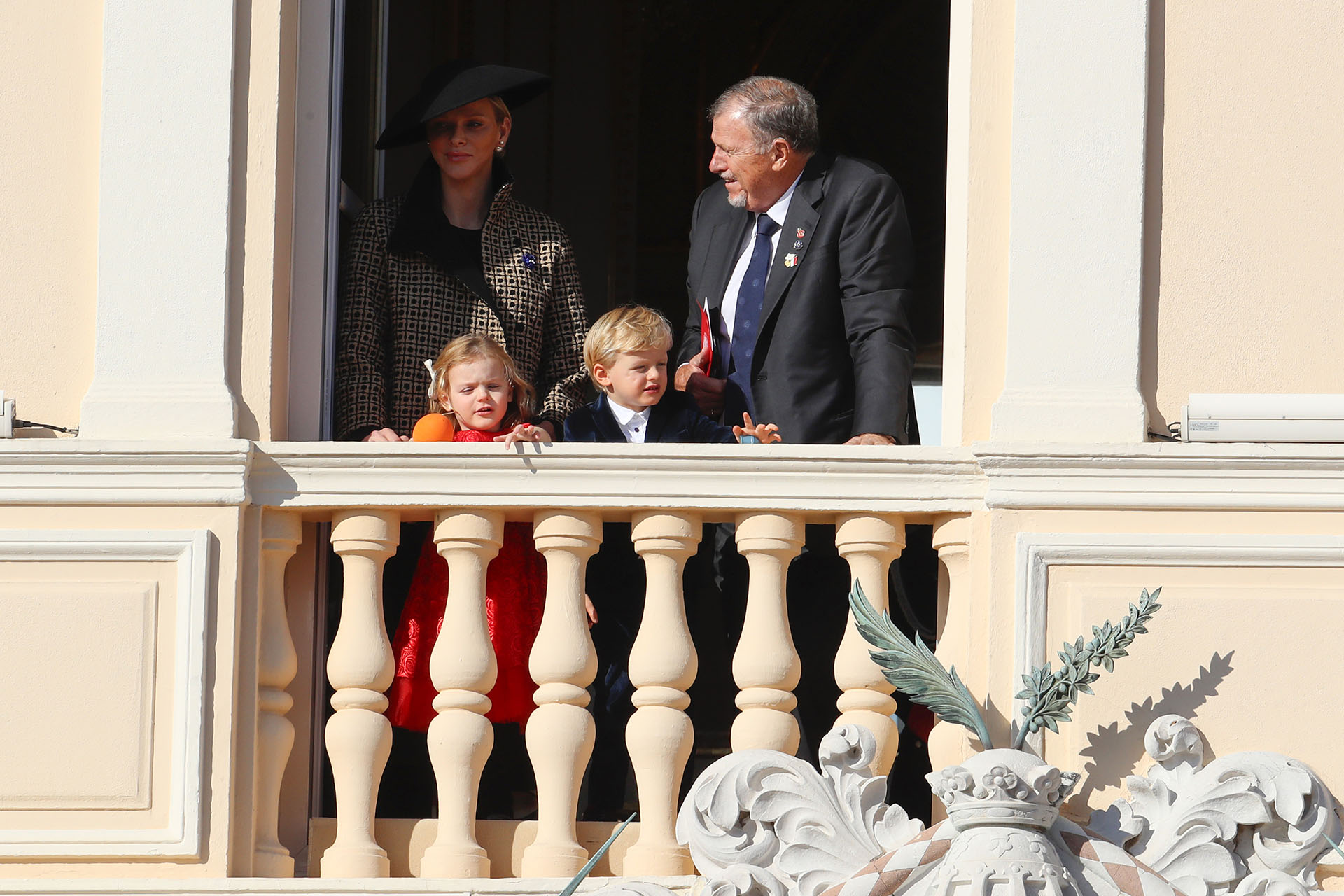 Charlene junto a sus hijos, Gabriella y Jacques, y su padre Michael Wittstock