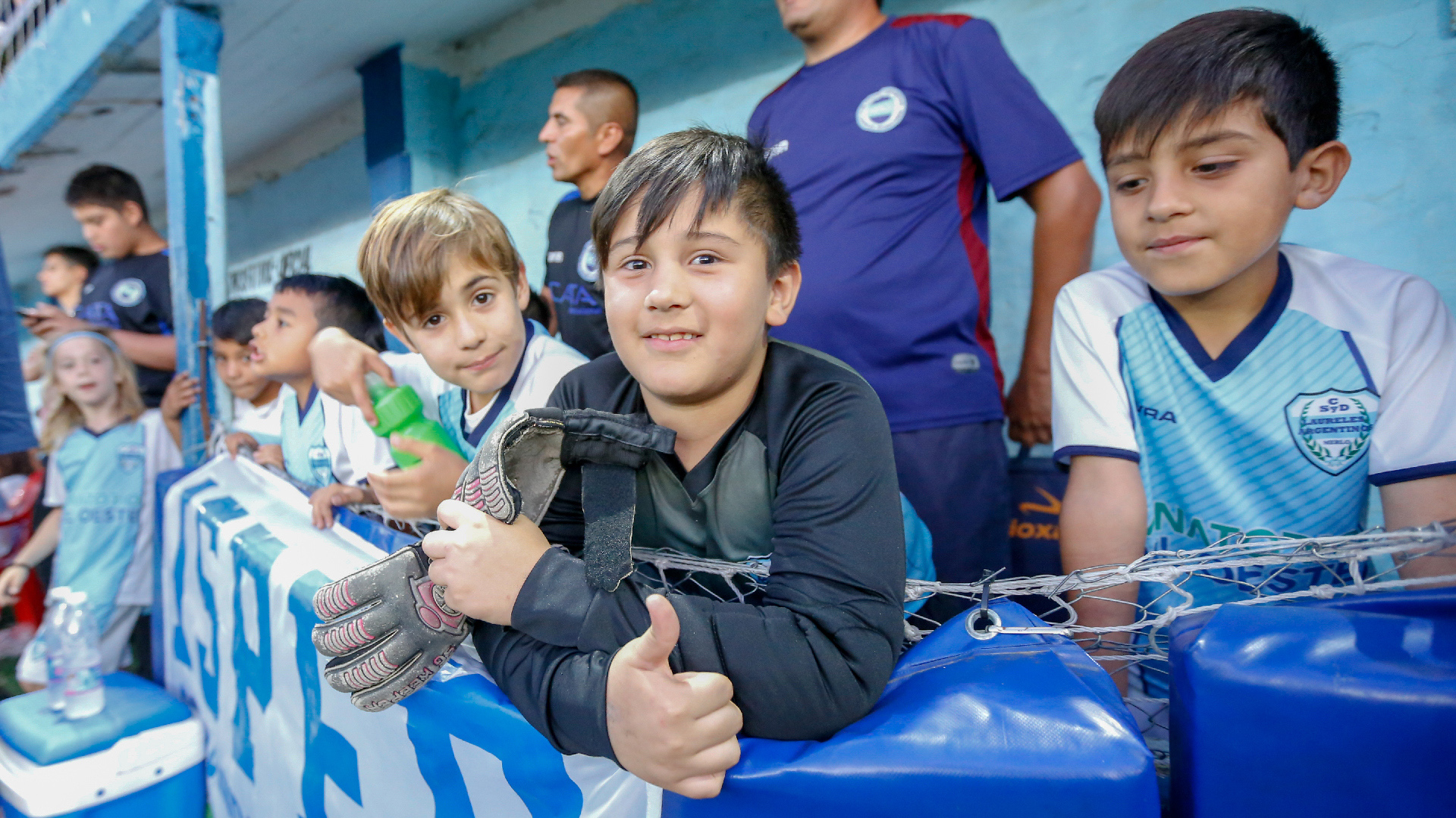 “Estoy emocionado. Siempre es especial para mí volver al barrio. ¡Gracias!”, fueron sus palabras cuando se dirigió al público en el que se encontraban muchos niños