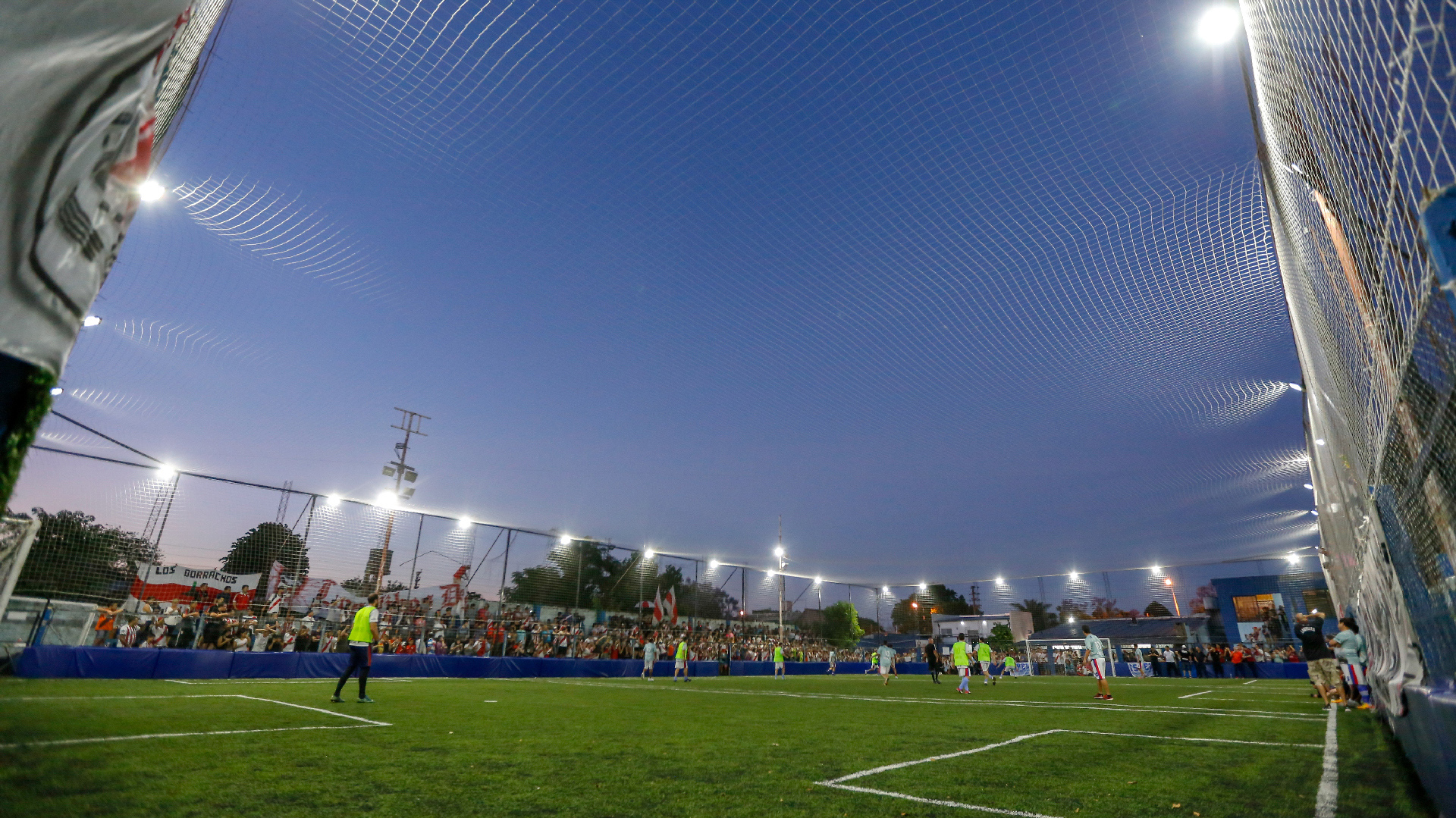 También empresarios de la zona que pagaron 500 pesos cada uno para jugar con la figura