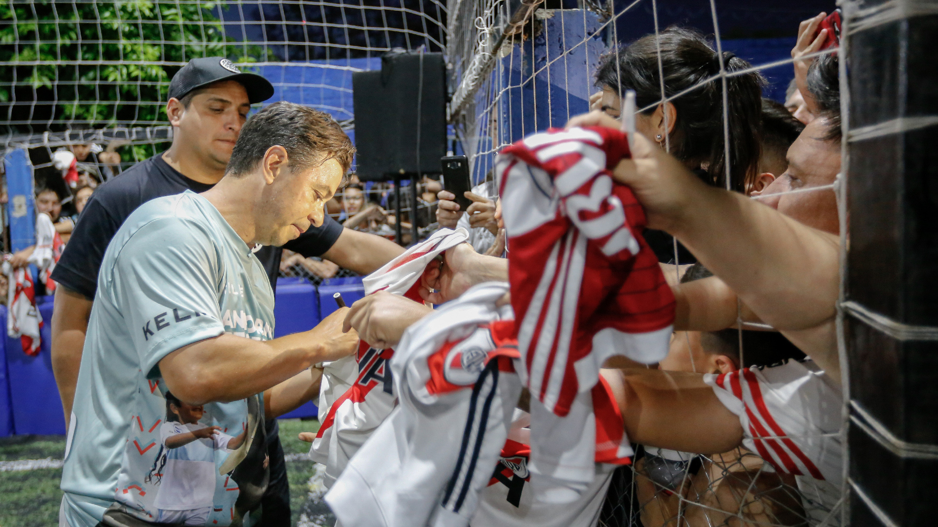 Cientos de personas se hicieron presente en el club de Merlo. Disfrutaron del partido a beneficio y además se llevaron un autógrafo de su ídolo