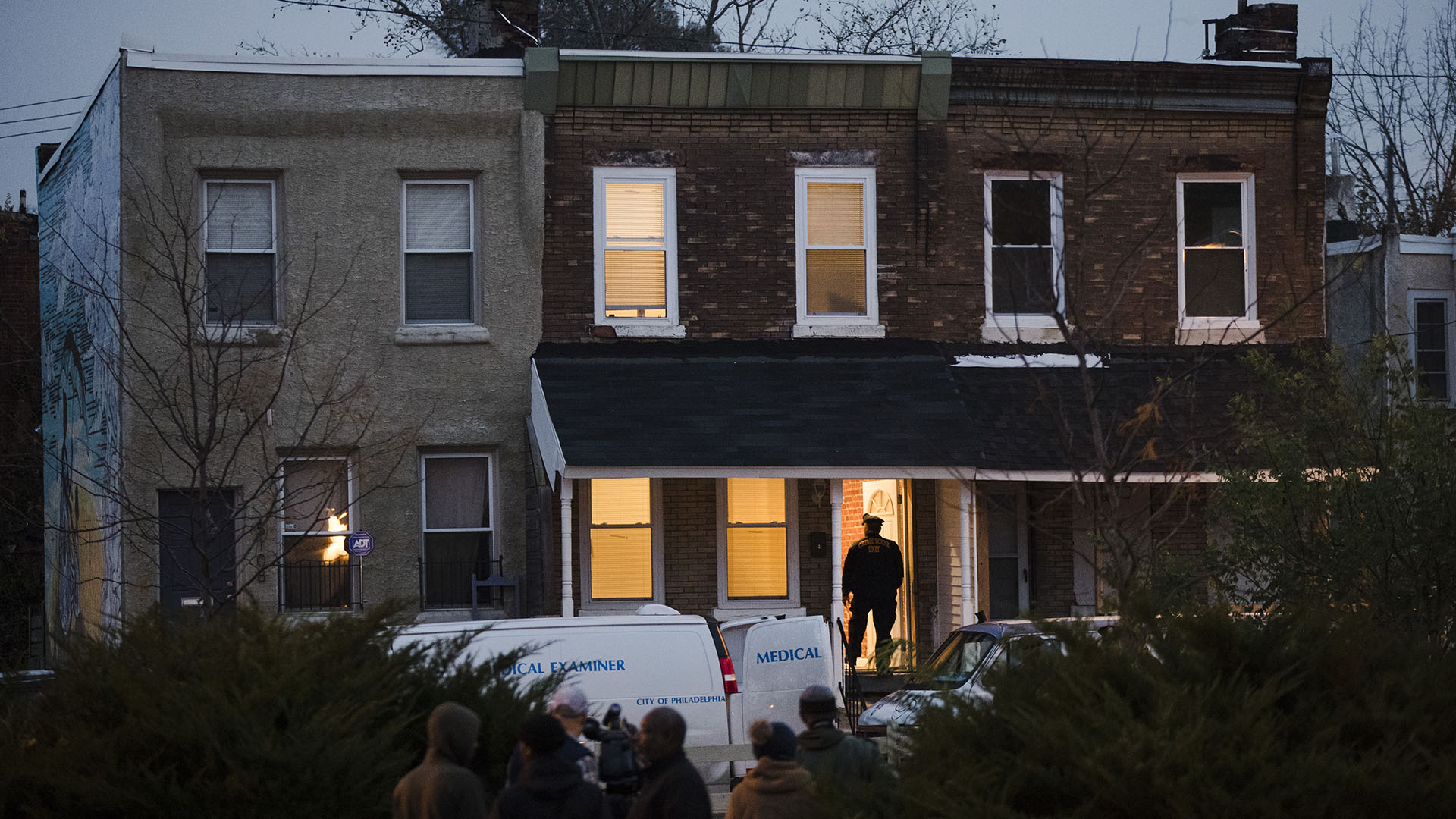 La vivienda en refacción en Filadelfia donde ejecutaron a cuatro personas en el sótano (AP)